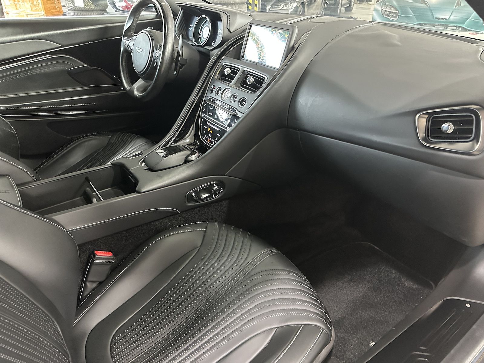 Fahrzeugabbildung Aston Martin DB11 V 12 AML Special Colour/Black-Tech-Pack/