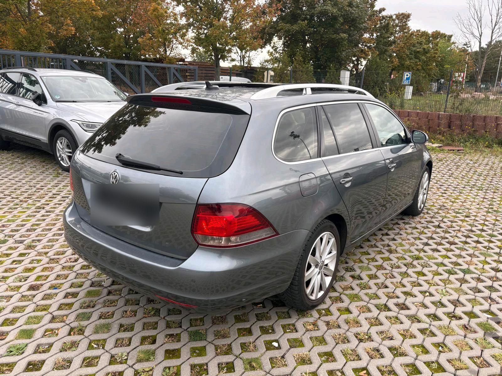 Volkswagen Golf 2011 — interior