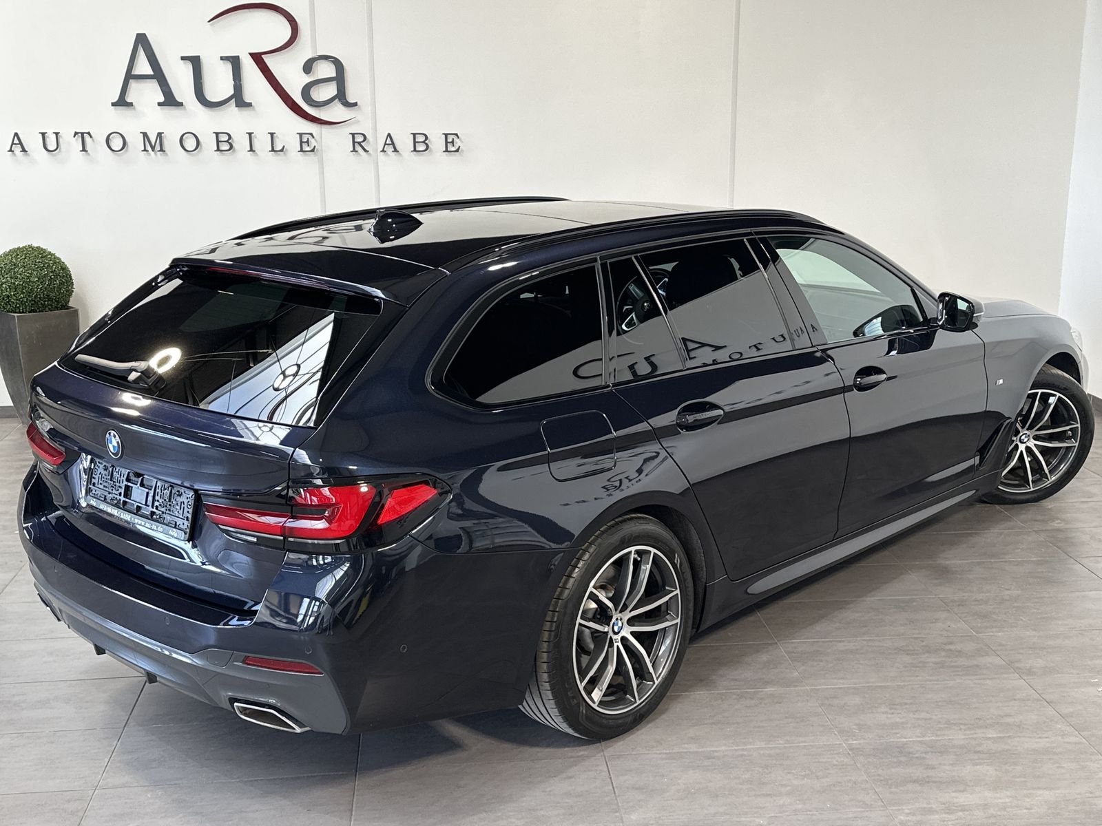 Fahrzeugabbildung BMW 530d Touring xDrive M-Sport NAV+LASER+AHK+PANORA
