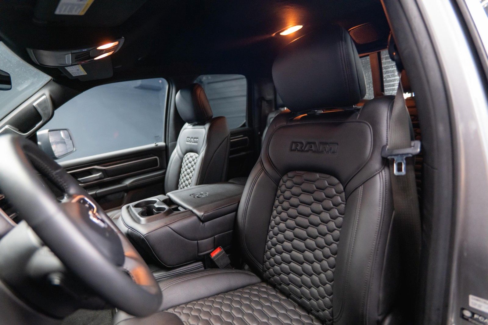 Fahrzeugabbildung Dodge RAM 5.7 V8 HEMI 4x4 OFFROAD Bodylift LONGBED LED