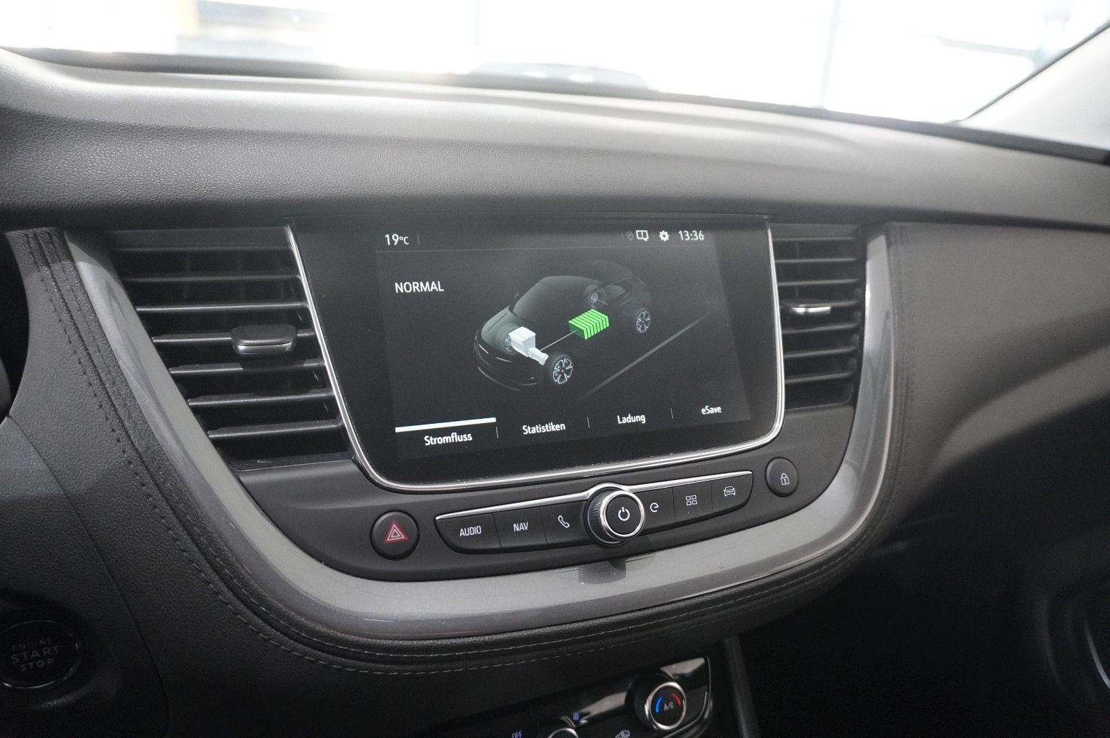 Fahrzeugabbildung Opel Grandland (X) 1.6T HYBRID NAVI/KAMERA/SH/SPORT
