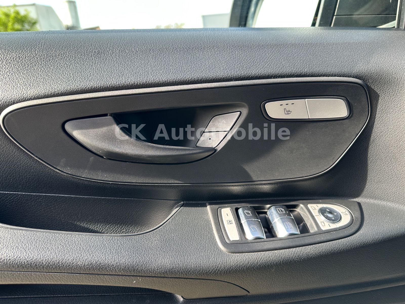 Fahrzeugabbildung Mercedes-Benz Vito Tourer Pro 124 Edition Autom/8Sitze/Kam/AHK