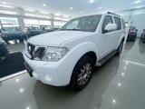 Nissan Pathfinder 2.5 dCi Automatik 7-Sitzer Leder AHK - Nissan Pathfinder LE mit Diesel-Antrieb