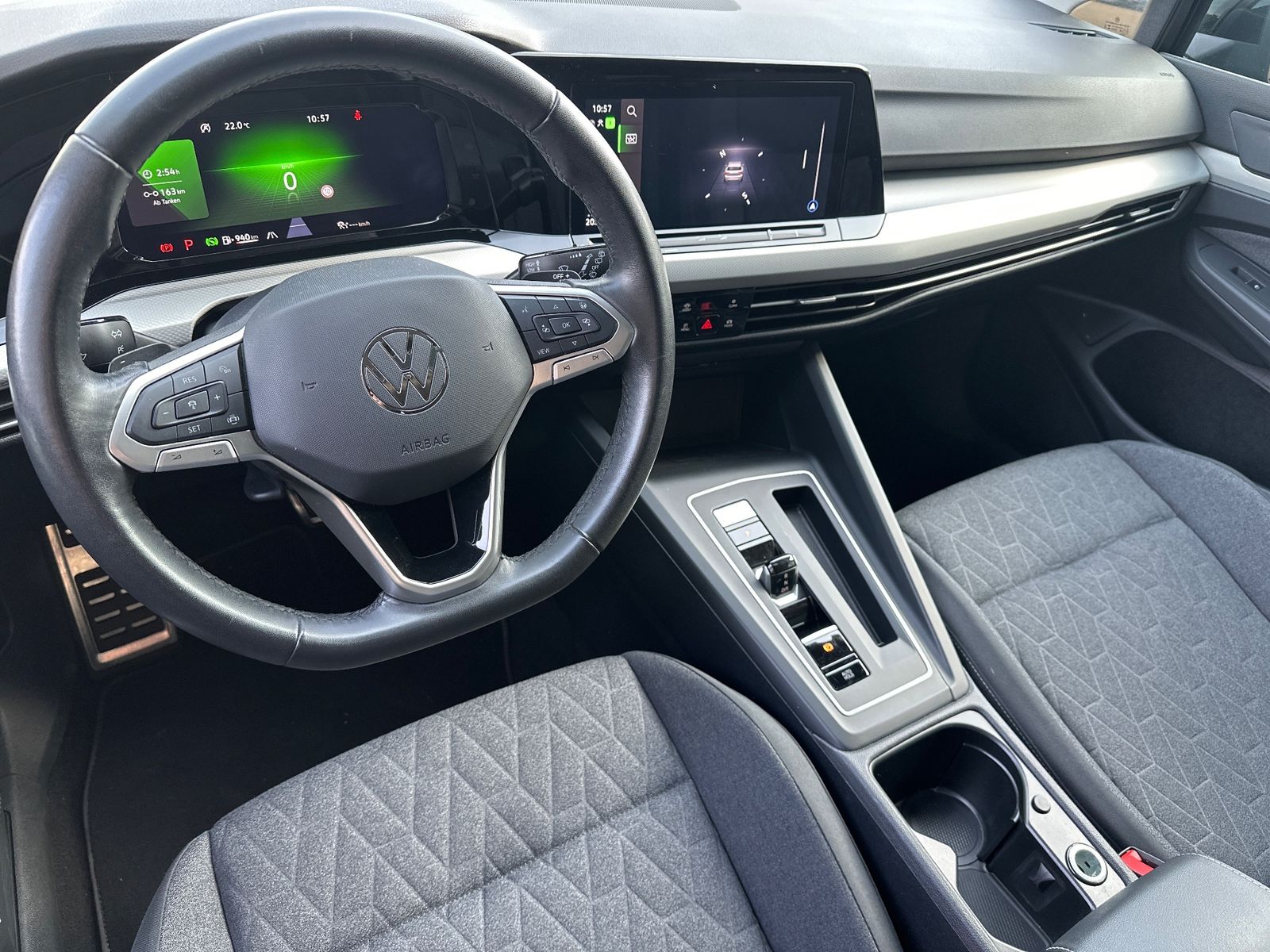 Fahrzeugabbildung Volkswagen Golf VIII 2.0 TDI DSG MOVE NAV+LED+PANO+AHK+HUD