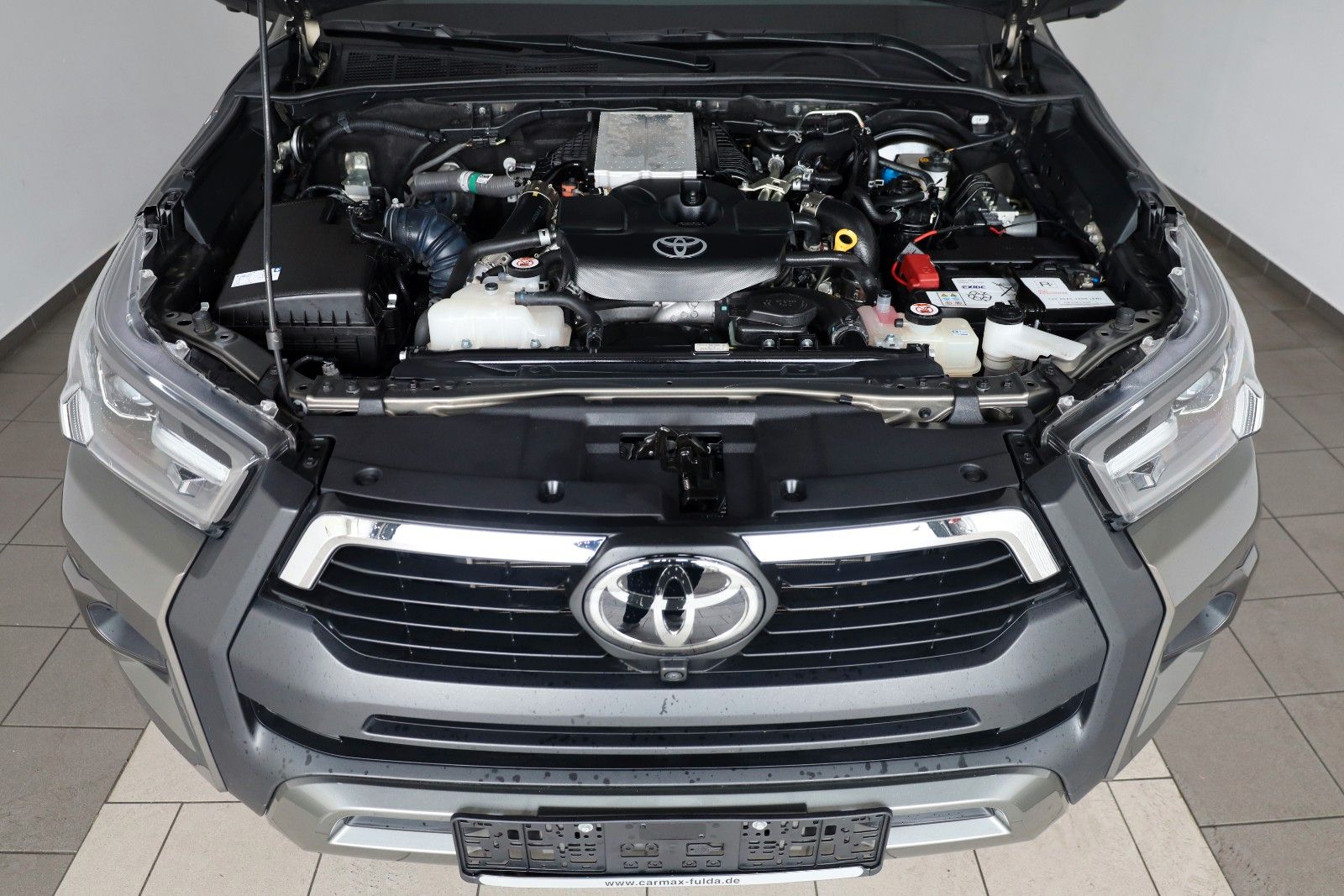 Fahrzeugabbildung Toyota Hilux 2.8 D-4D Invincible,Rollbügel, Rollo , AHK