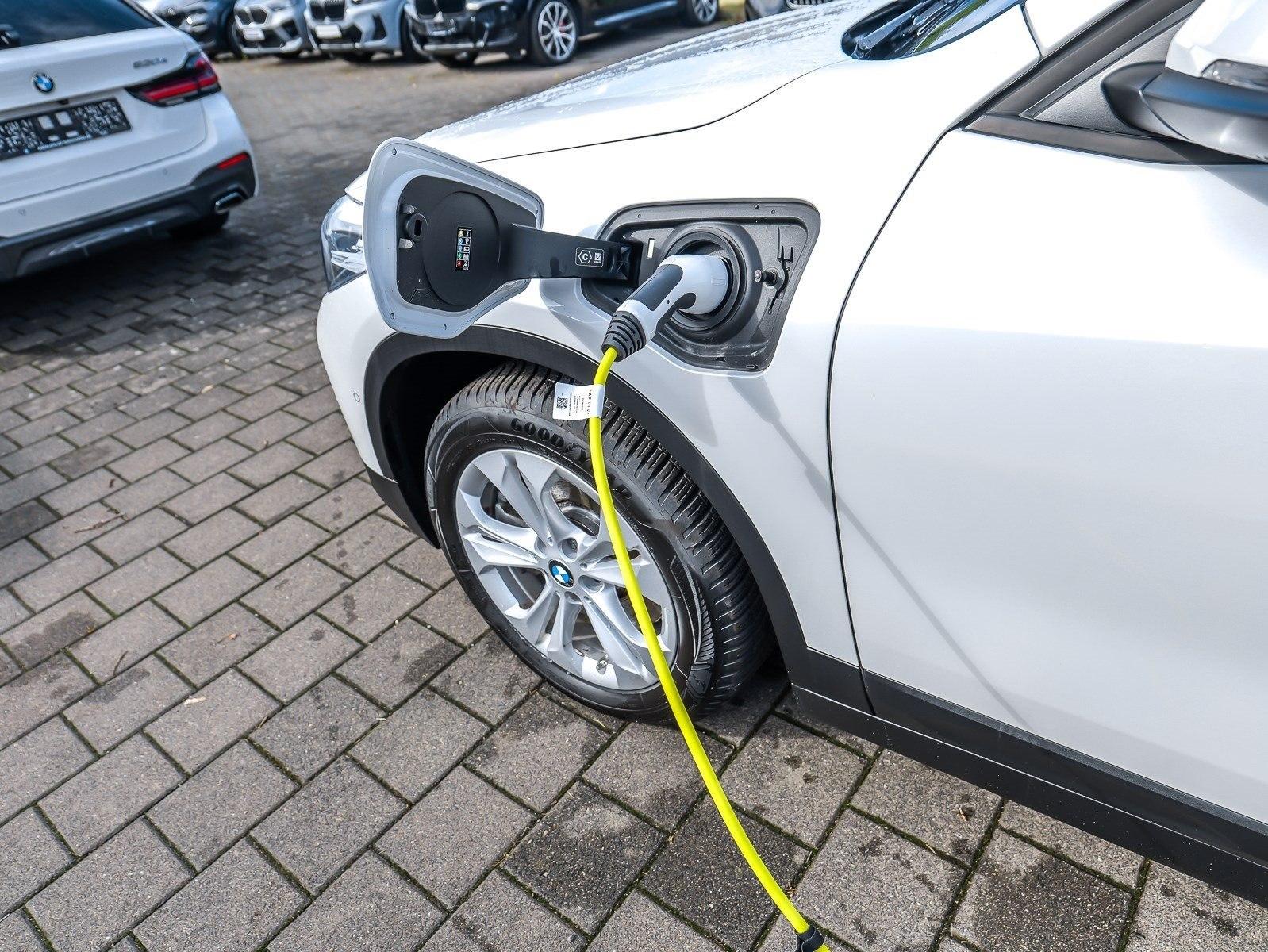BMW X2 xDrive25e A RFK NAVI LED Sound Syst. PDC V+H