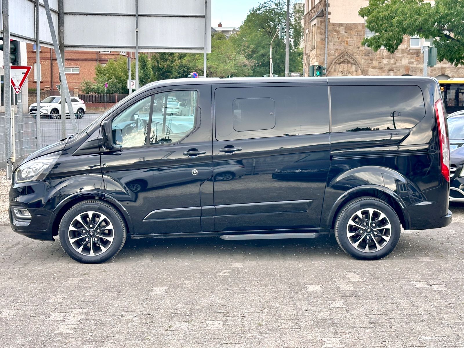 Fahrzeugabbildung Ford TOURNEO CUSTOM TITANIUM*AUTOM+2xSCHIE+8 SITZER*