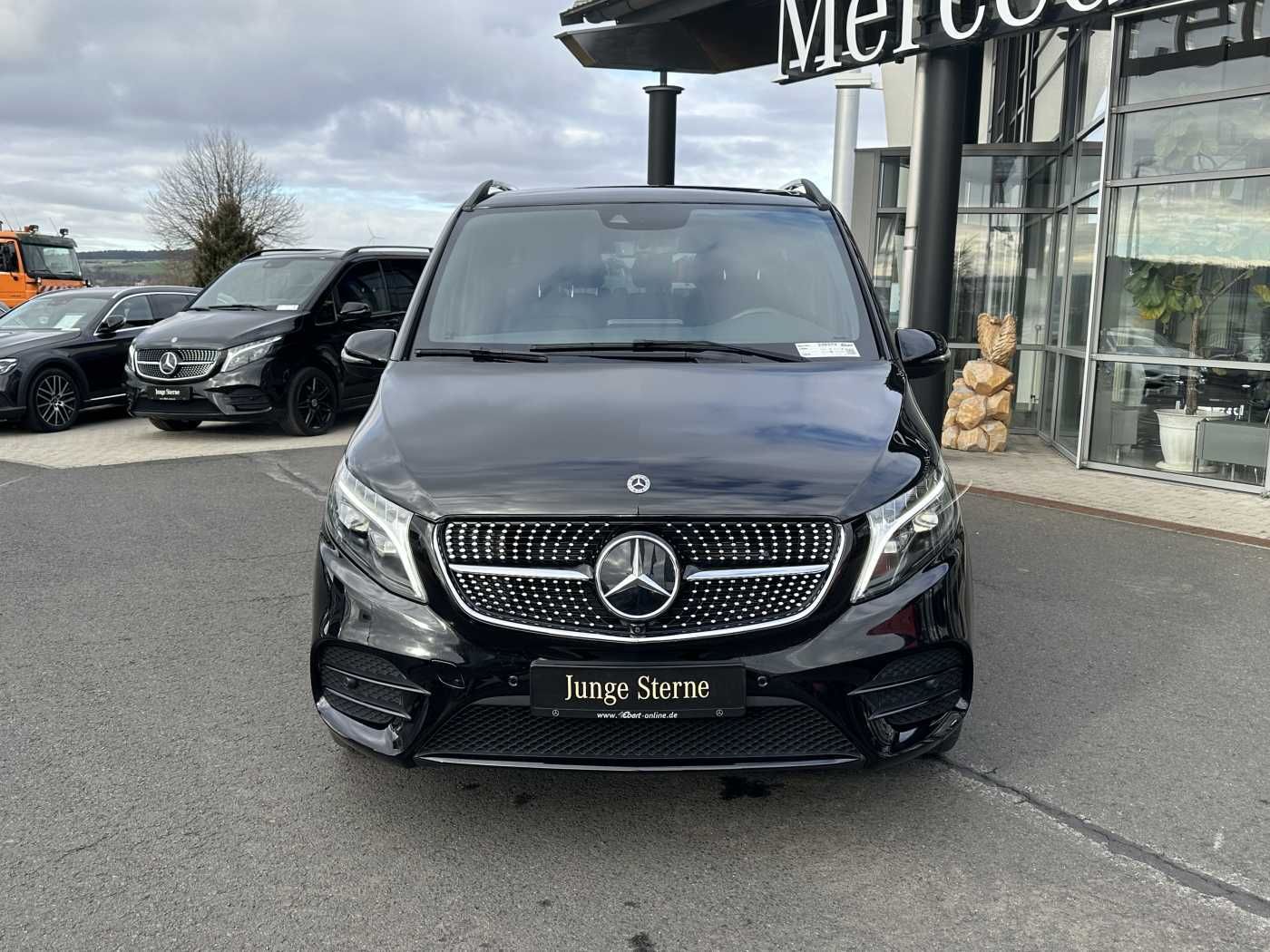 Fahrzeugabbildung Mercedes-Benz V 300 d EXCLUSIVE 4MATIC AMG NIGHT AHK Tische