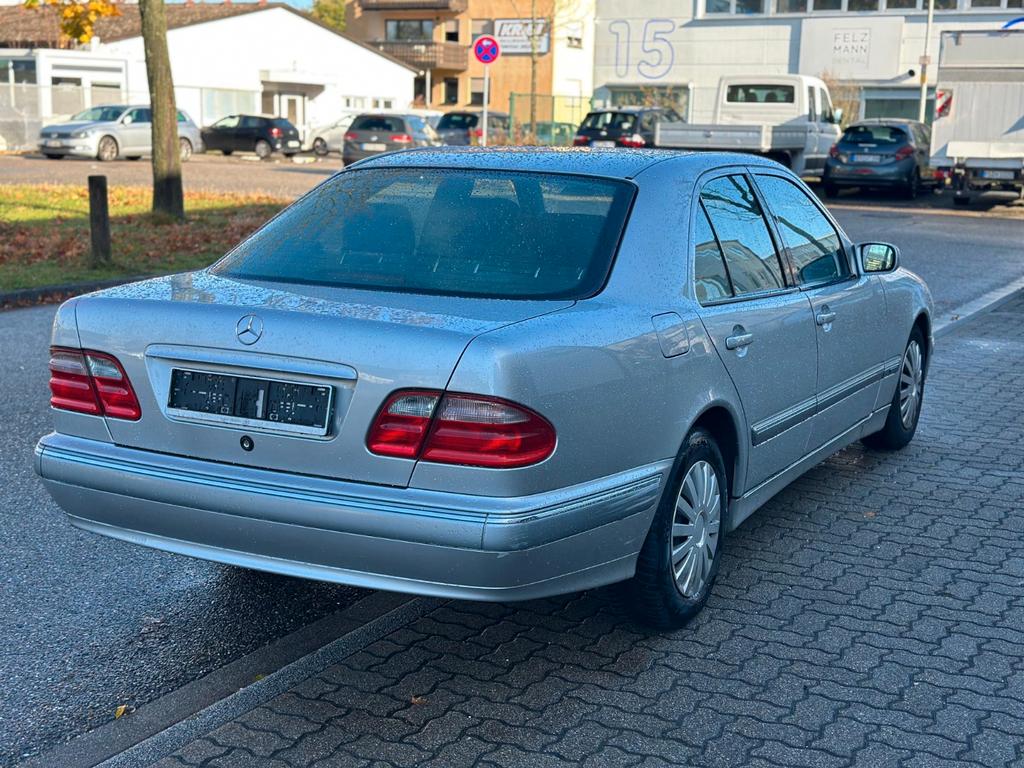 Mercedes-Benz E 240
