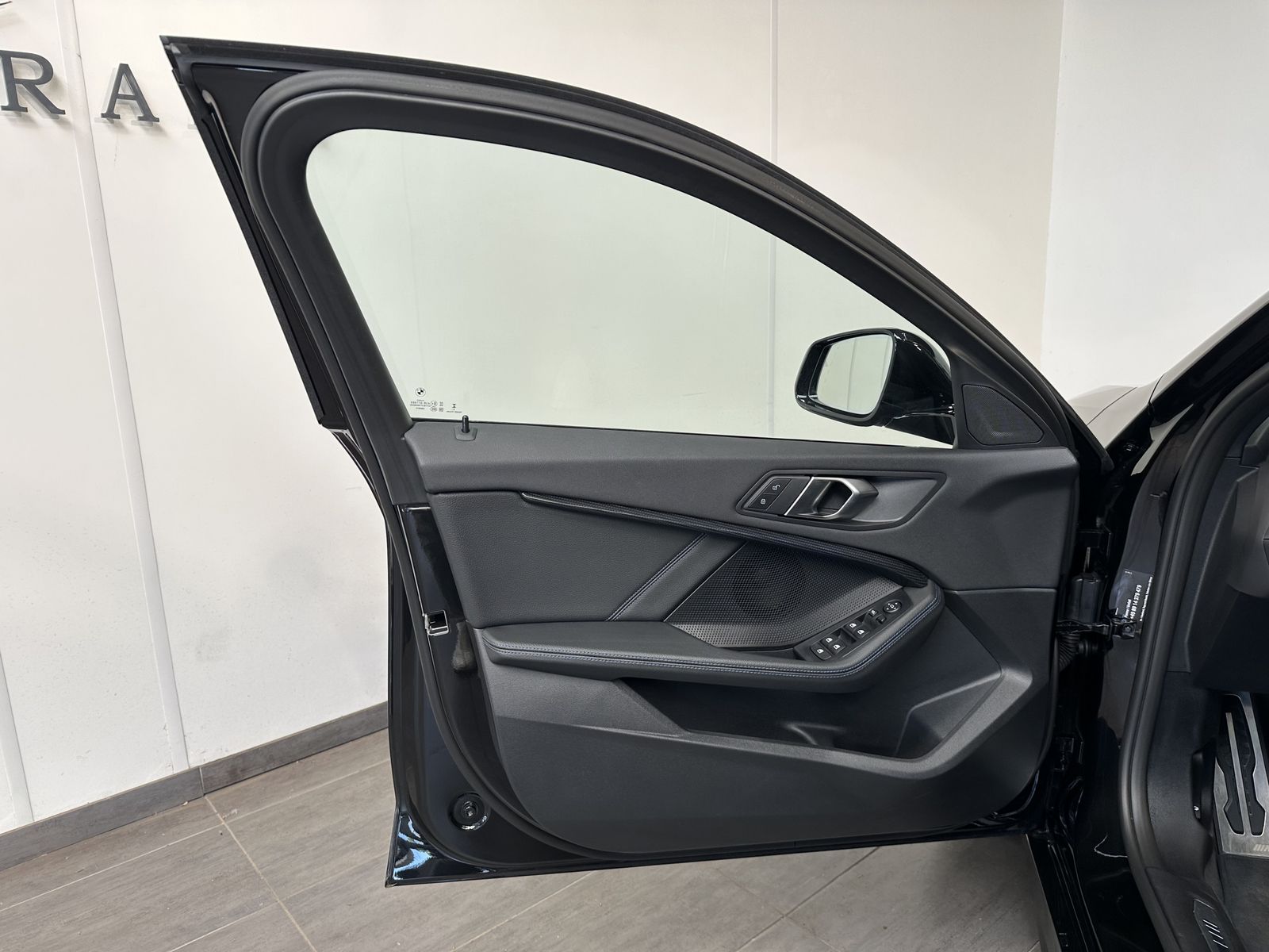 Fahrzeugabbildung BMW 120i M-Sport NAV+LED+PANO+SHZ+KAM+PARKASS+18ZOLL