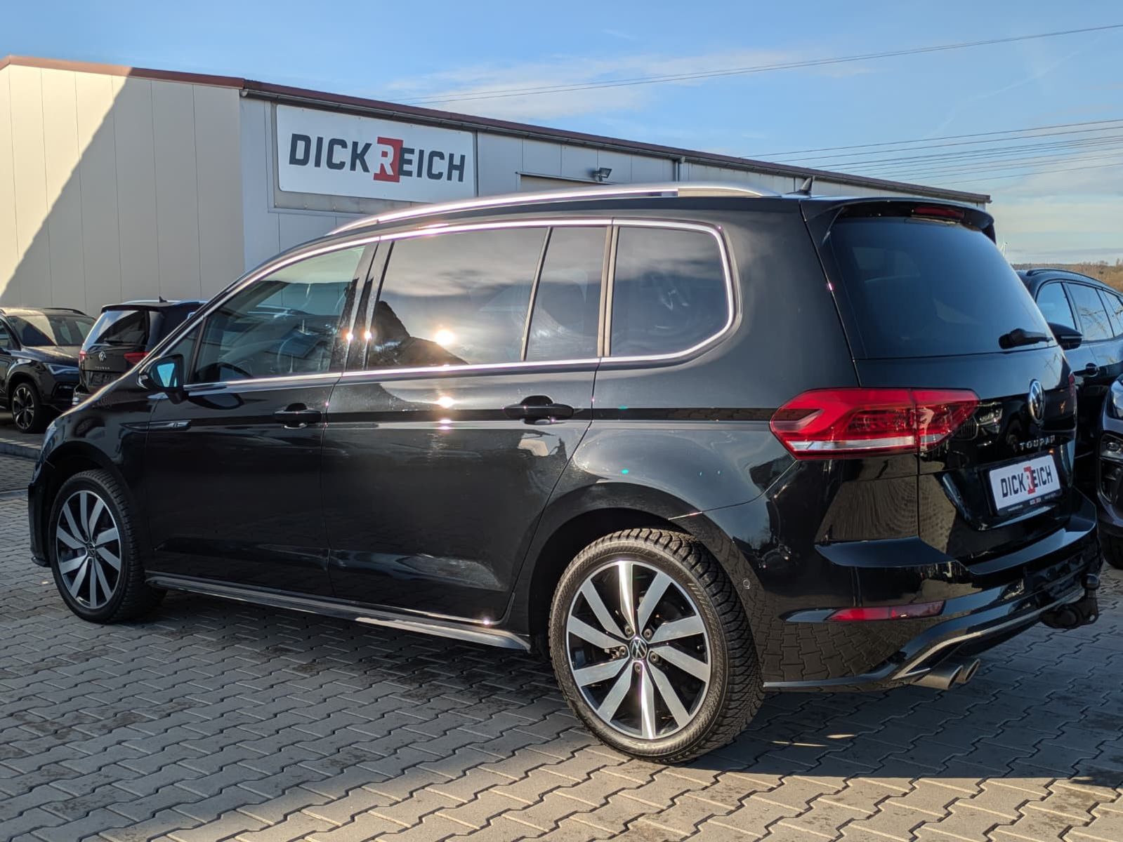 Fahrzeugabbildung Volkswagen Touran 2.0 DSG R-Line High. Pano 7-Si IQ.Dri AHK