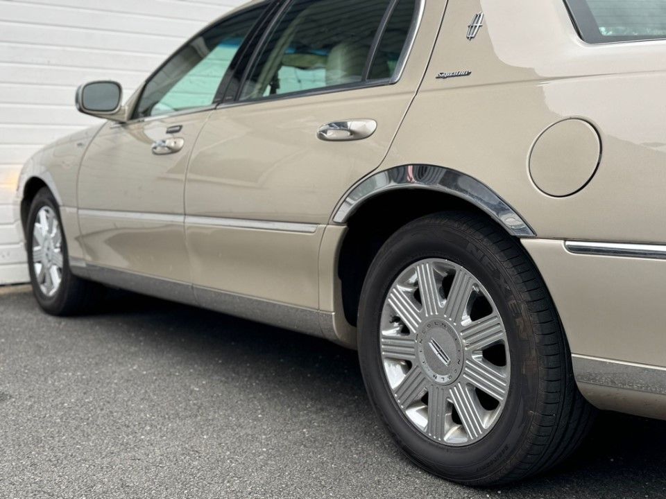 Fahrzeugabbildung Lincoln Town Car Signature Limited LPG HU AU Frisch