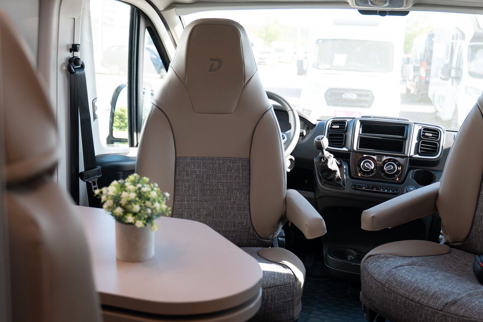 Fahrzeugabbildung Dethleffs Globetrail 540 DR Fiat Rahmenfenster, Markise