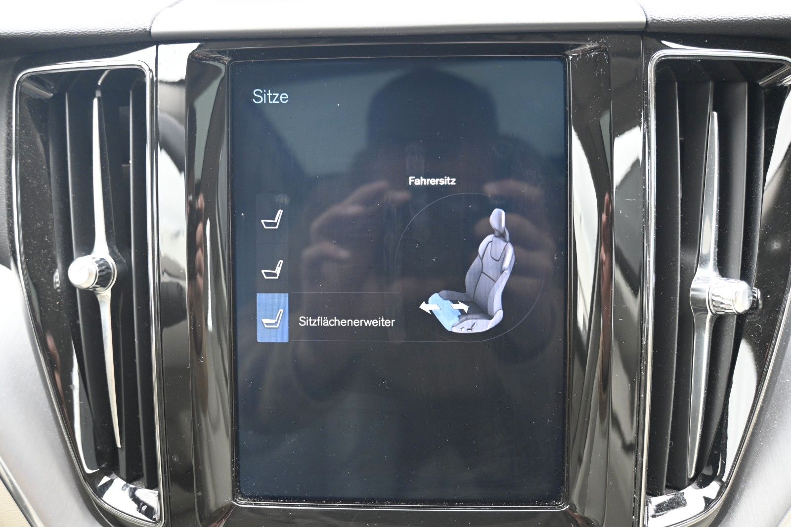 Fahrzeugabbildung Volvo XC60 T8 AWD Momentum Plug-In Hybrid*PANO*BLIS