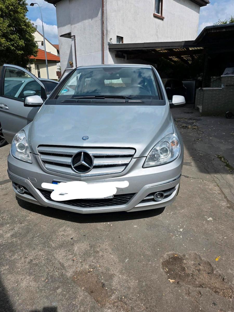 Mercedes-Benz B 180