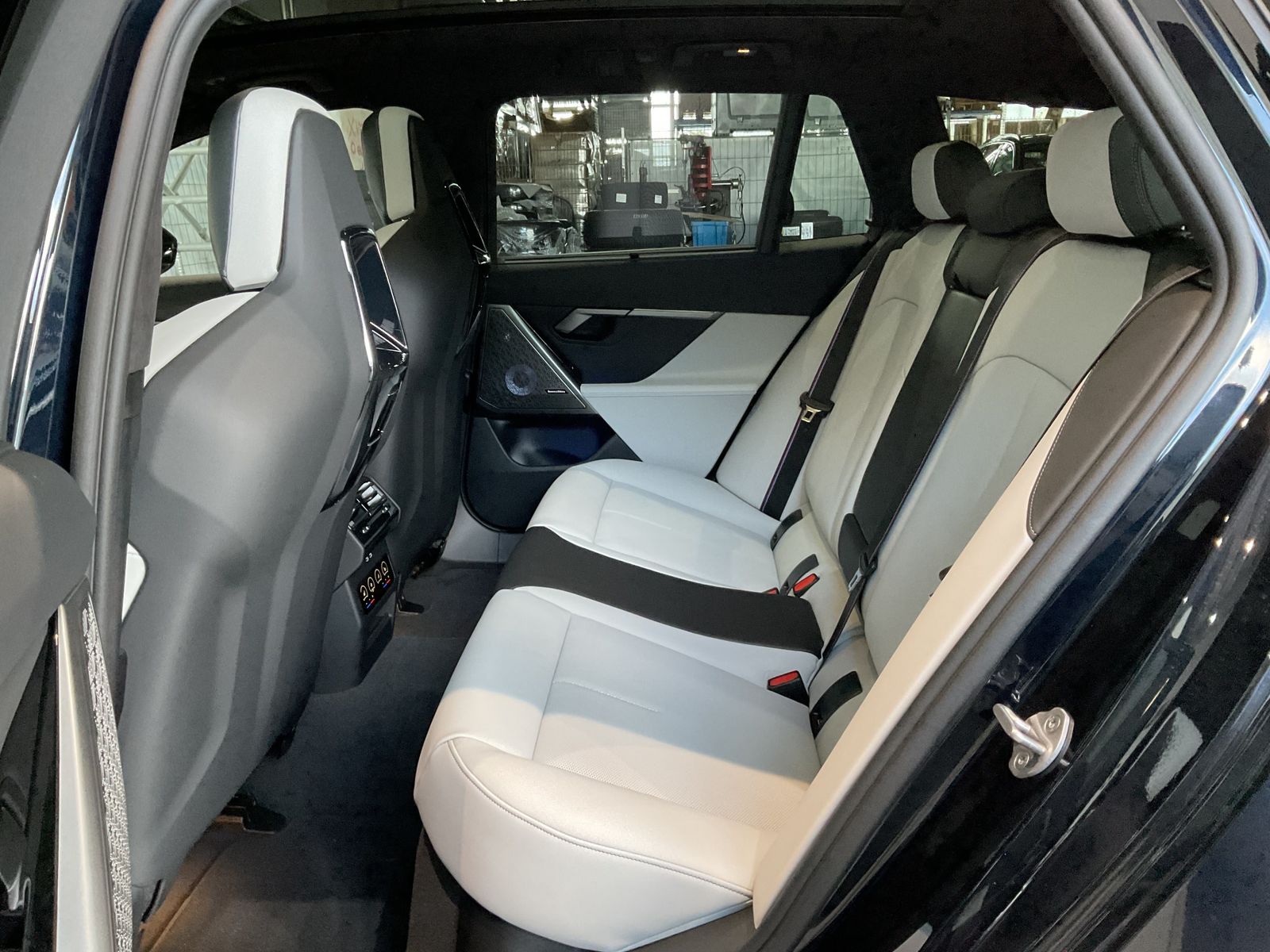 Fahrzeugeinzelansicht 13 Fahrzeugabbildung BMW M5 Touring Ultimate Package, Anhängerkupplung