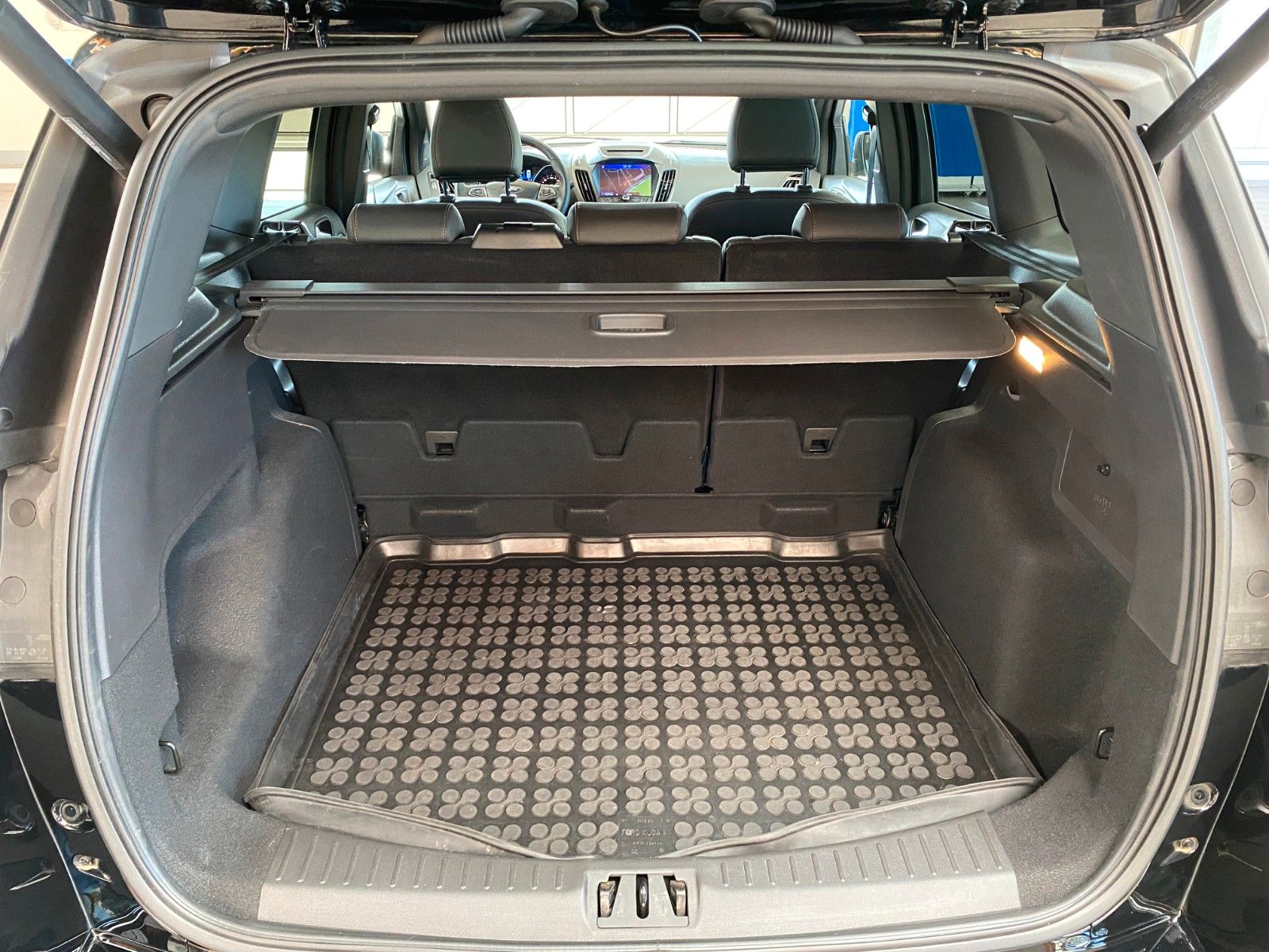 Fahrzeugabbildung Ford Kuga ST-Line 4x4 Navi Kamera Winterpaket SRA