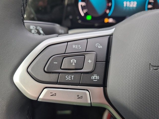 Fahrzeugabbildung Volkswagen Golf VIII TSI Move LED AID RFK SH LM