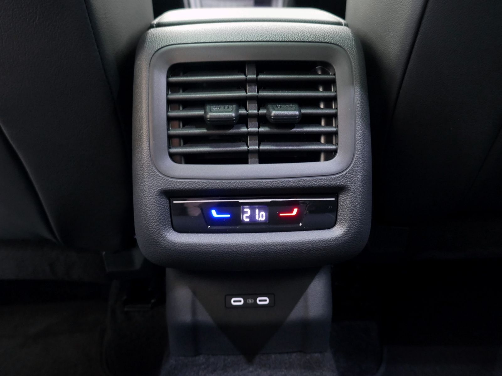 Fahrzeugabbildung Volkswagen T-Roc R-Line 1.5 eTSI DSG | LED AHK RFK ACC Navi