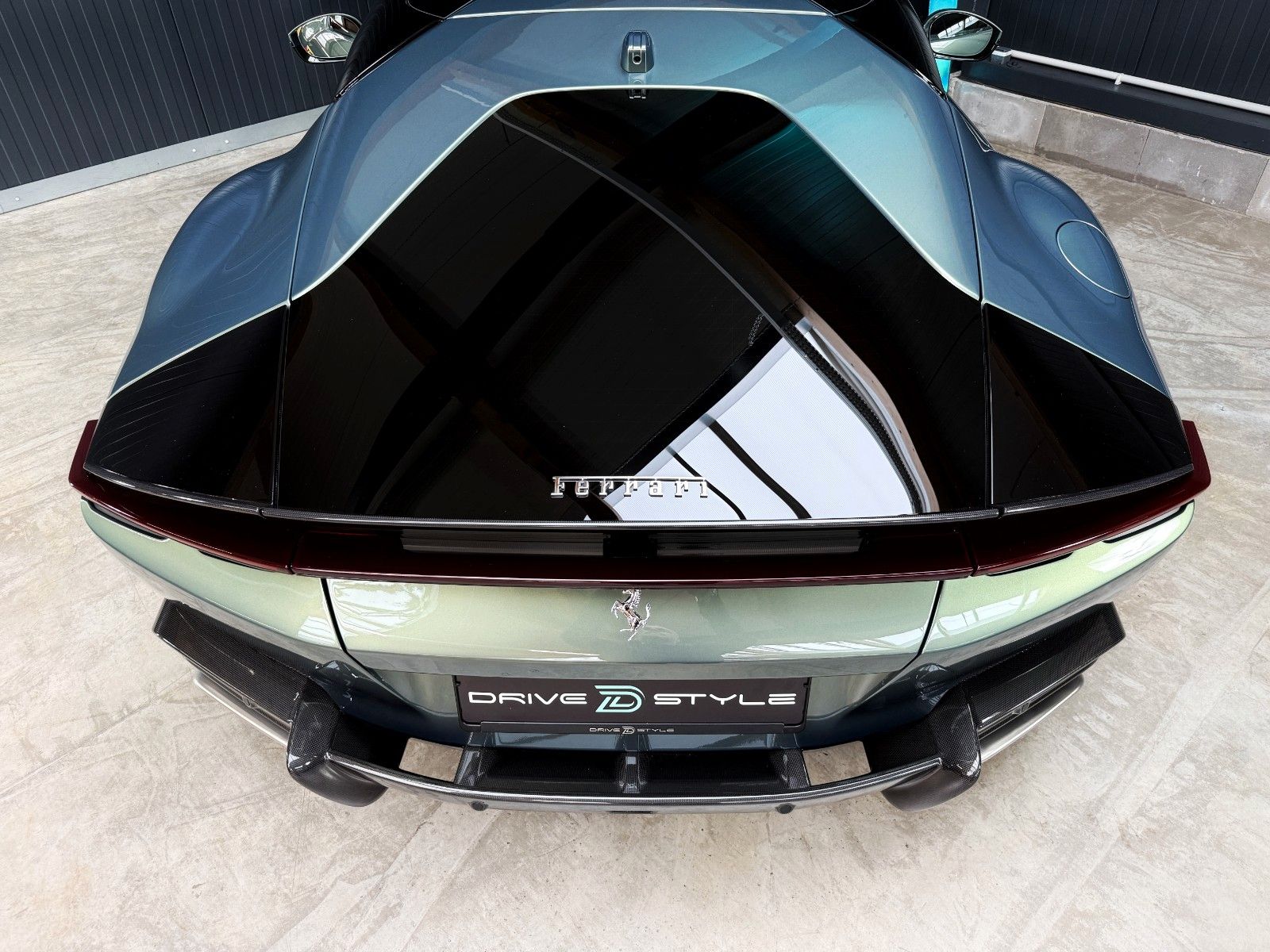 Fahrzeugabbildung Ferrari 12Cilindri + Cabon + Lift + Verde Minerale Metal