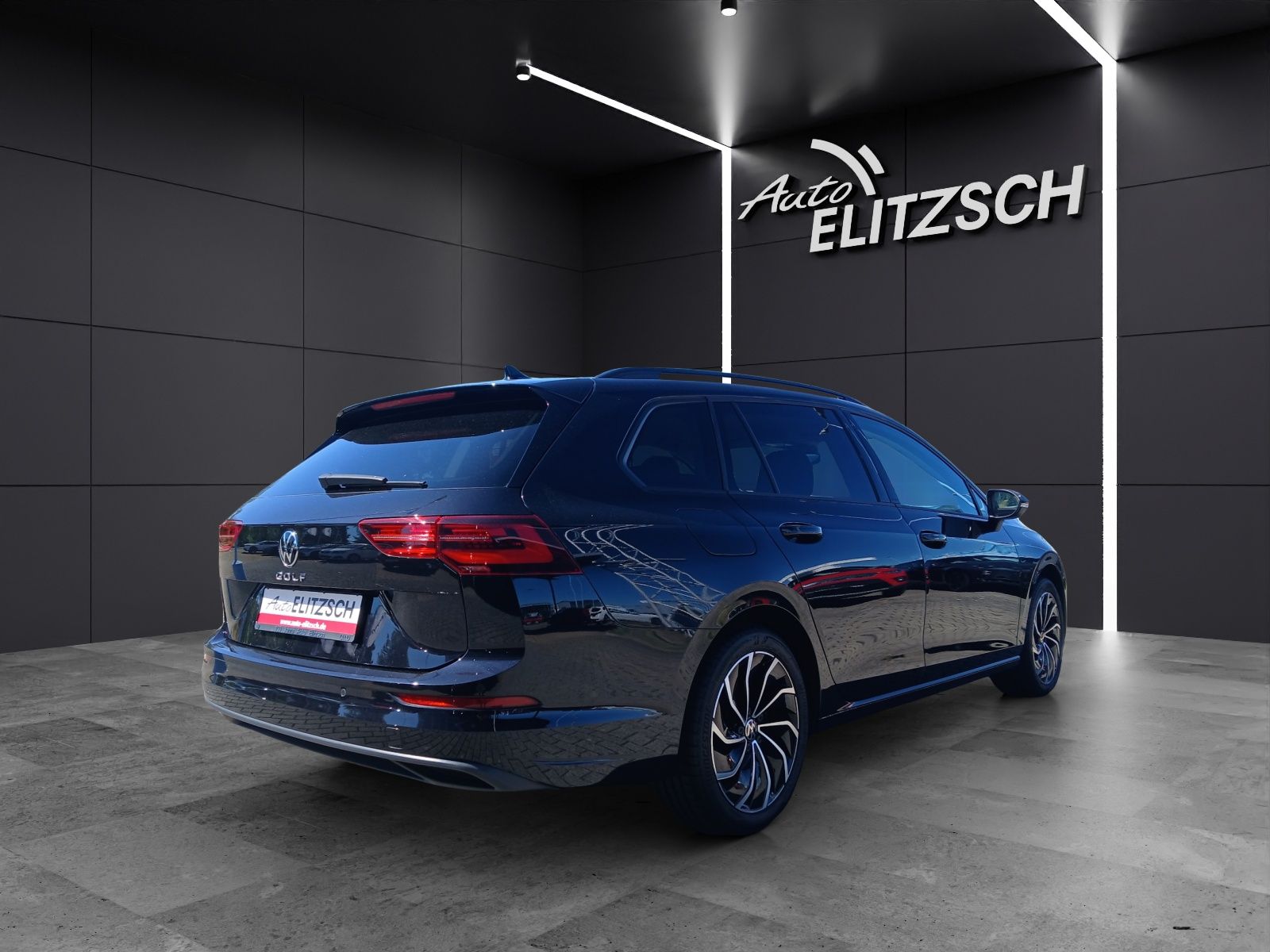 Fahrzeugabbildung Volkswagen Golf VIII Variant TSI Life Matrix AHK Navi AID A