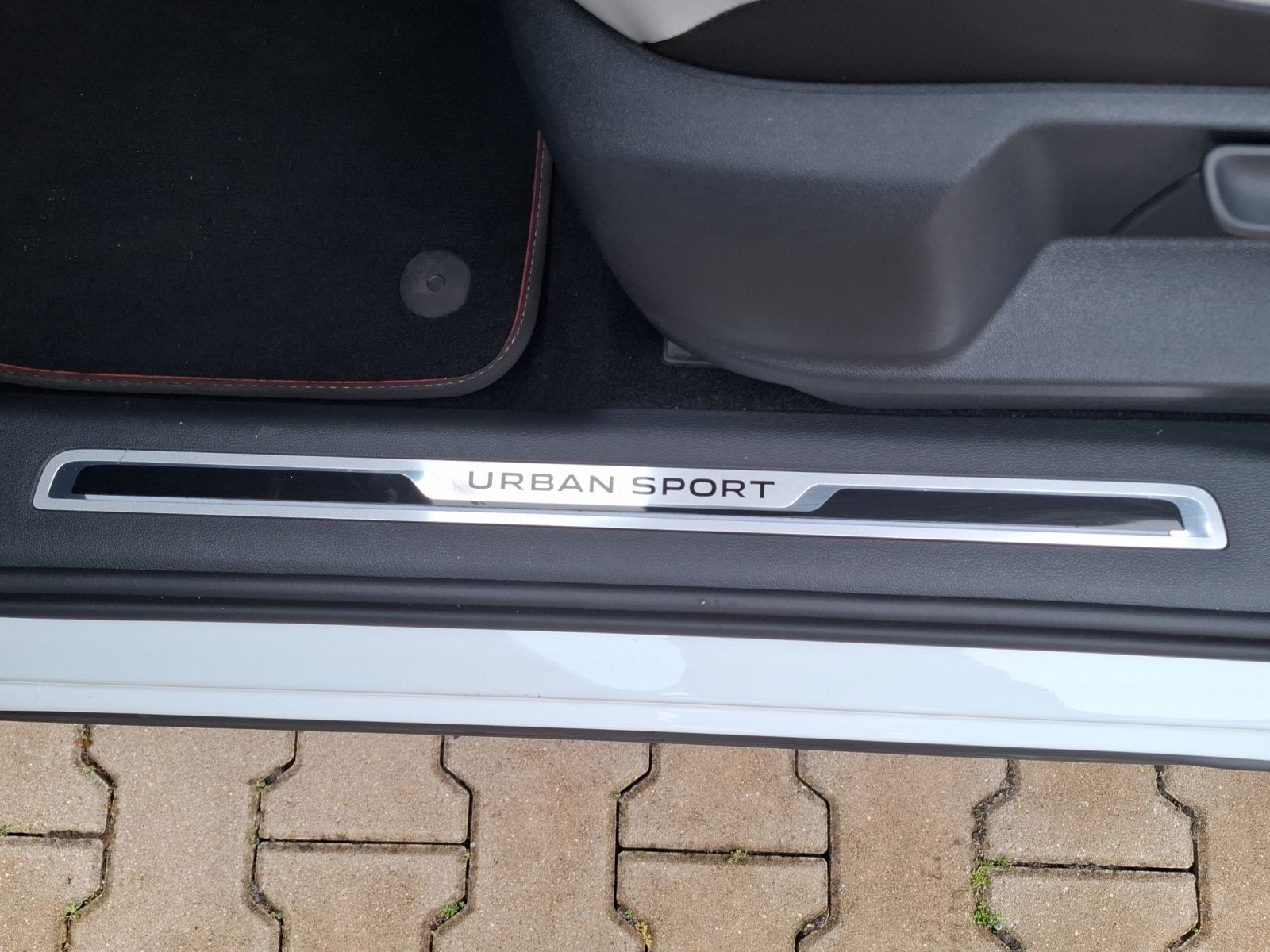 Fahrzeugabbildung Volkswagen Tiguan TDI Urban Sport DSG LED AHK Navi AID ACC