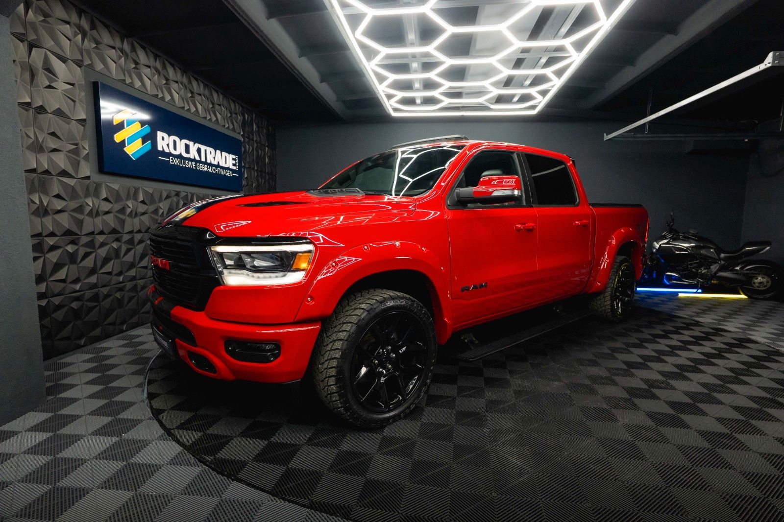 Fahrzeugabbildung Dodge RAM 5.7 V8 HEMI 4x4 NIGHT GT SPORT *Pano*22Zoll*