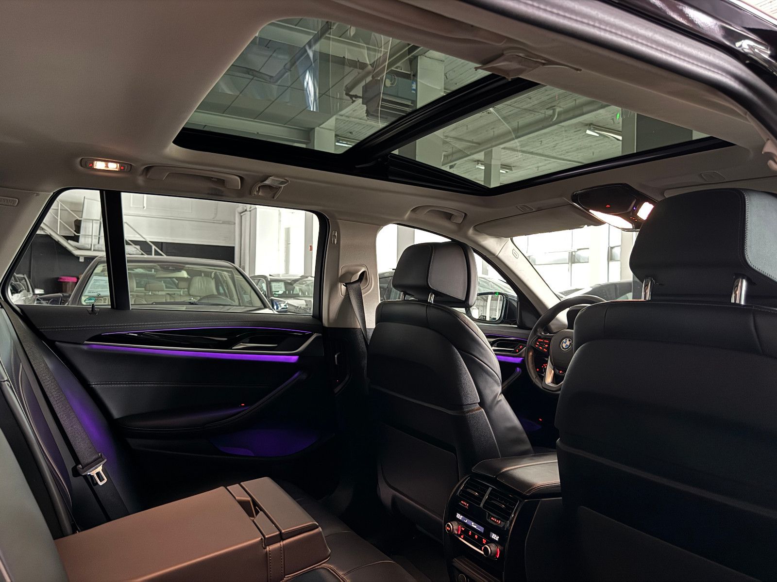 Fahrzeugabbildung BMW 520 d T LUXURY LINE HUD PANORAMA LASER VOLL