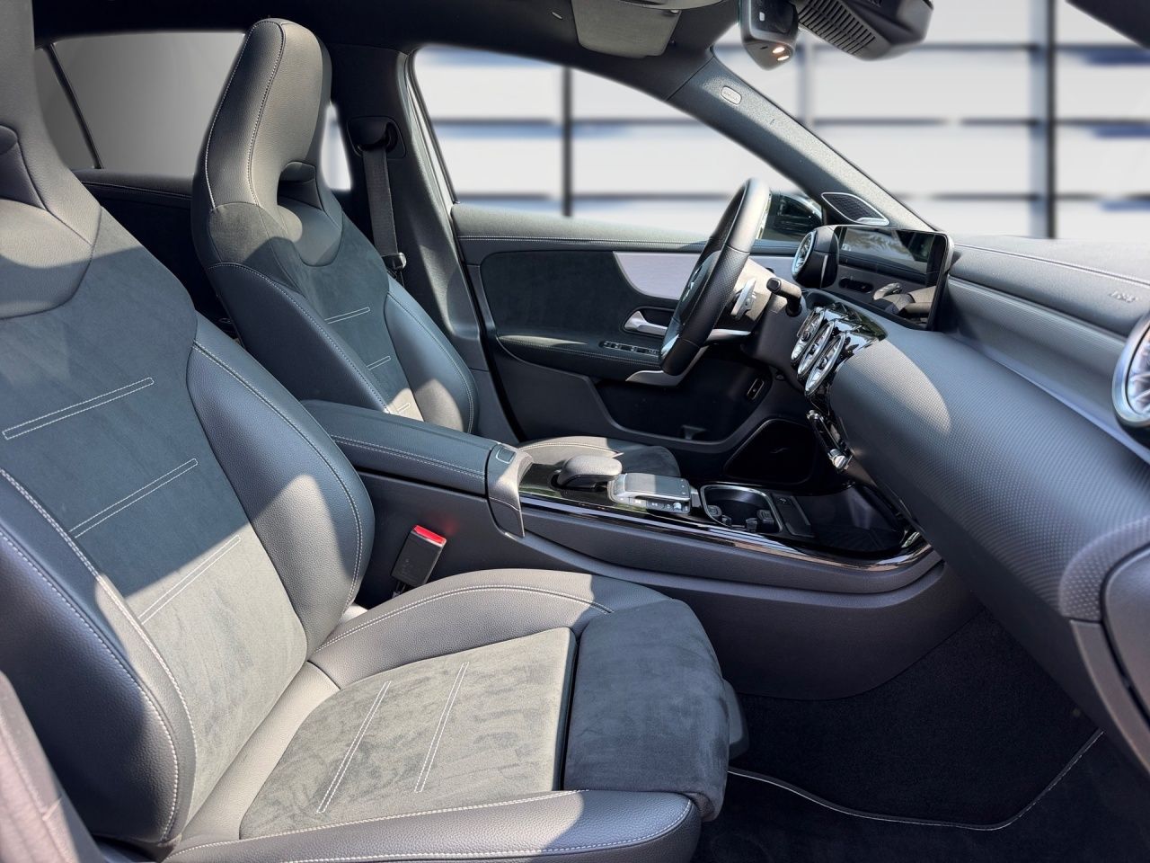 Fahrzeugabbildung Mercedes-Benz A 250 e AMG+PANO+NIGHT+STNHZ+DIS+MULTIB+BUR+SHZ