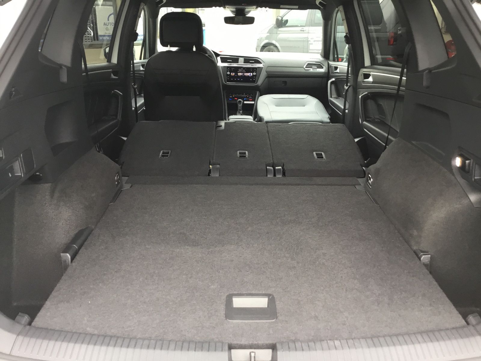 Fahrzeugabbildung Volkswagen Tiguan Allspace 2.0 TDI DSG 4M R-Line+AHK+20"