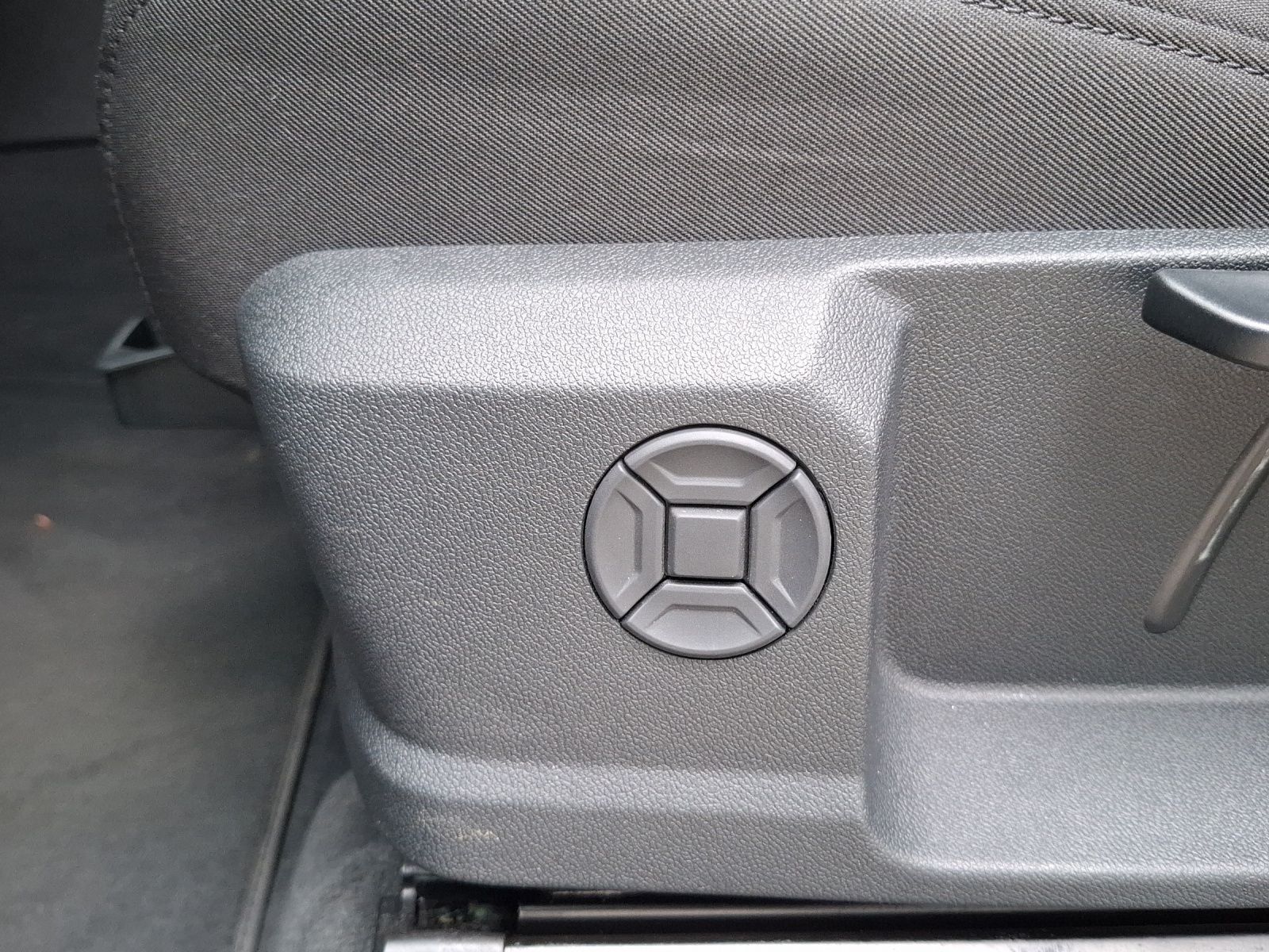 Fahrzeugabbildung Audi Q3 40 TFSI advanced S-tronic quattro LED AVC ACC