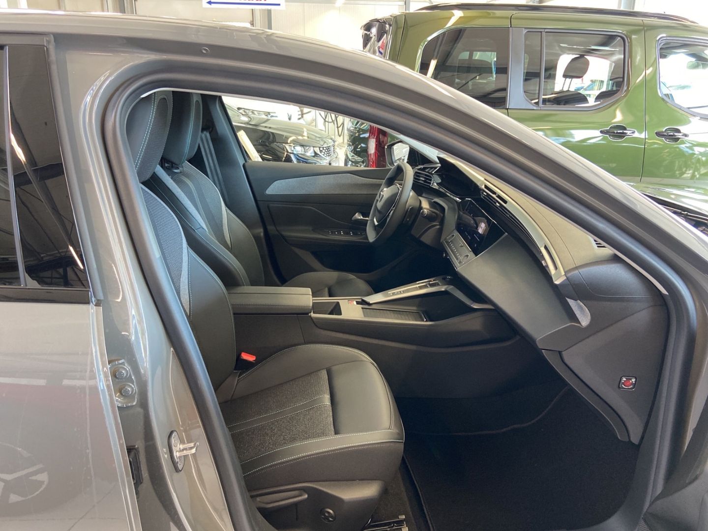 Fahrzeugabbildung Peugeot 308 SW Allure BlueHDi 130 EAT8 ACC SHZ CarPlay