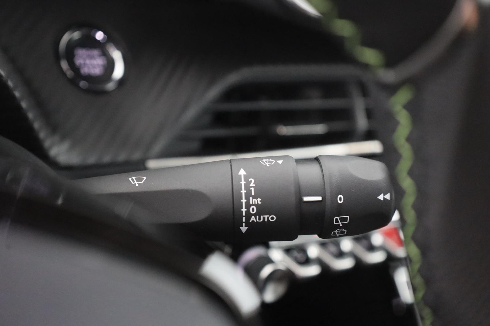 Peugeot 2008 GT 1.2 Hybrid 145 Aut. LED ACC Navi