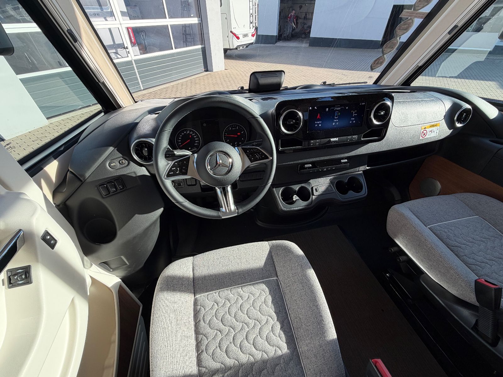 Fahrzeugabbildung Carthago C2-tourer I 143 KB-LE comfort Mercedes MJ26