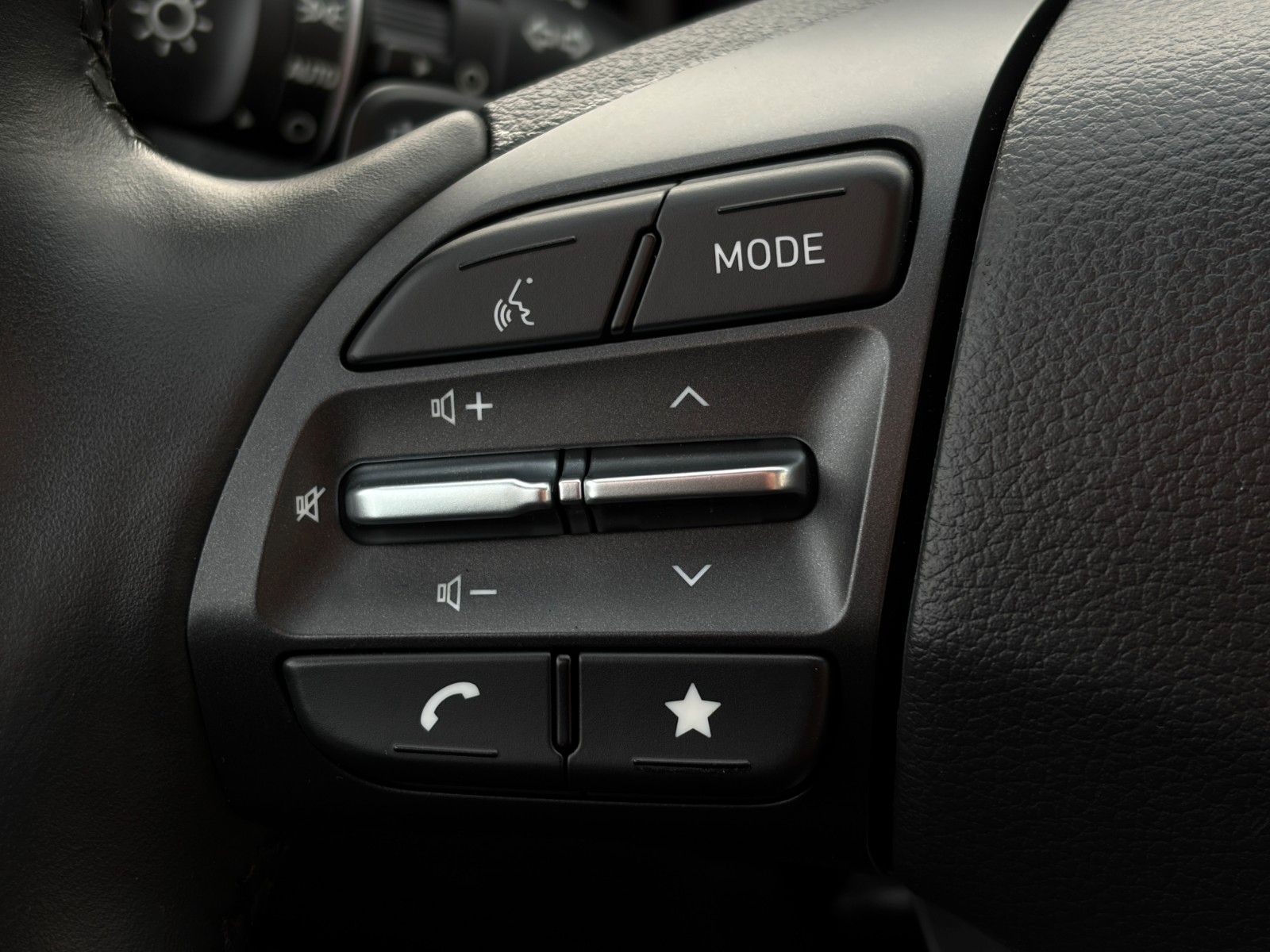 Fahrzeugabbildung Hyundai KONA E Select ACC LHZ SHZ LKAS PDC CarPlay Kam