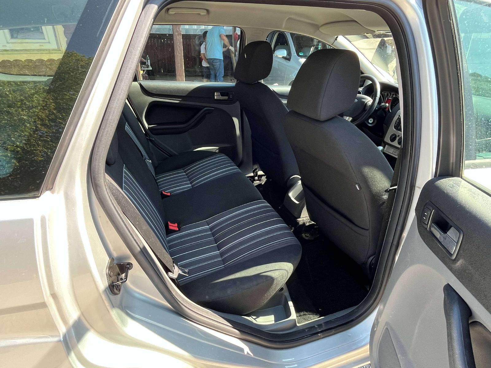 Ford Focus 2009 — photo 11