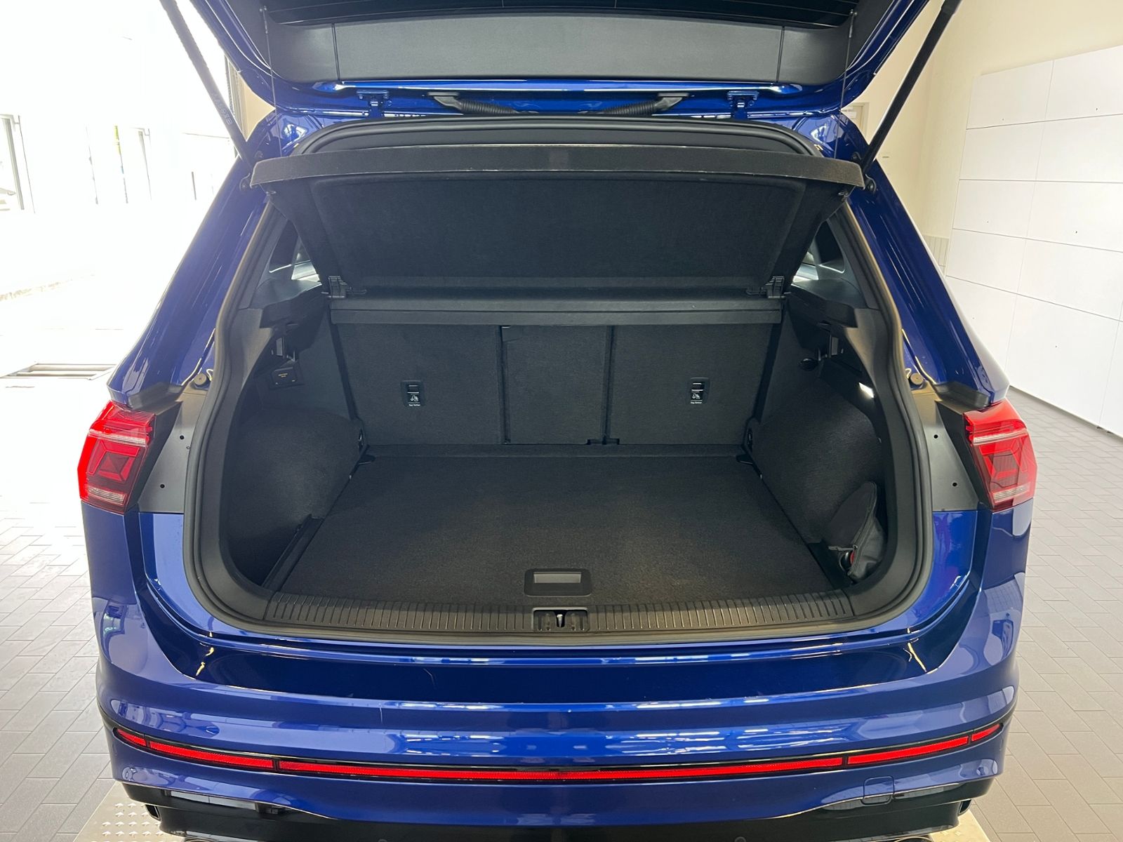 Fahrzeugabbildung Volkswagen Tiguan R 2.0 TSI DSG 4MOTION *Akrapovic,Leder,Pa