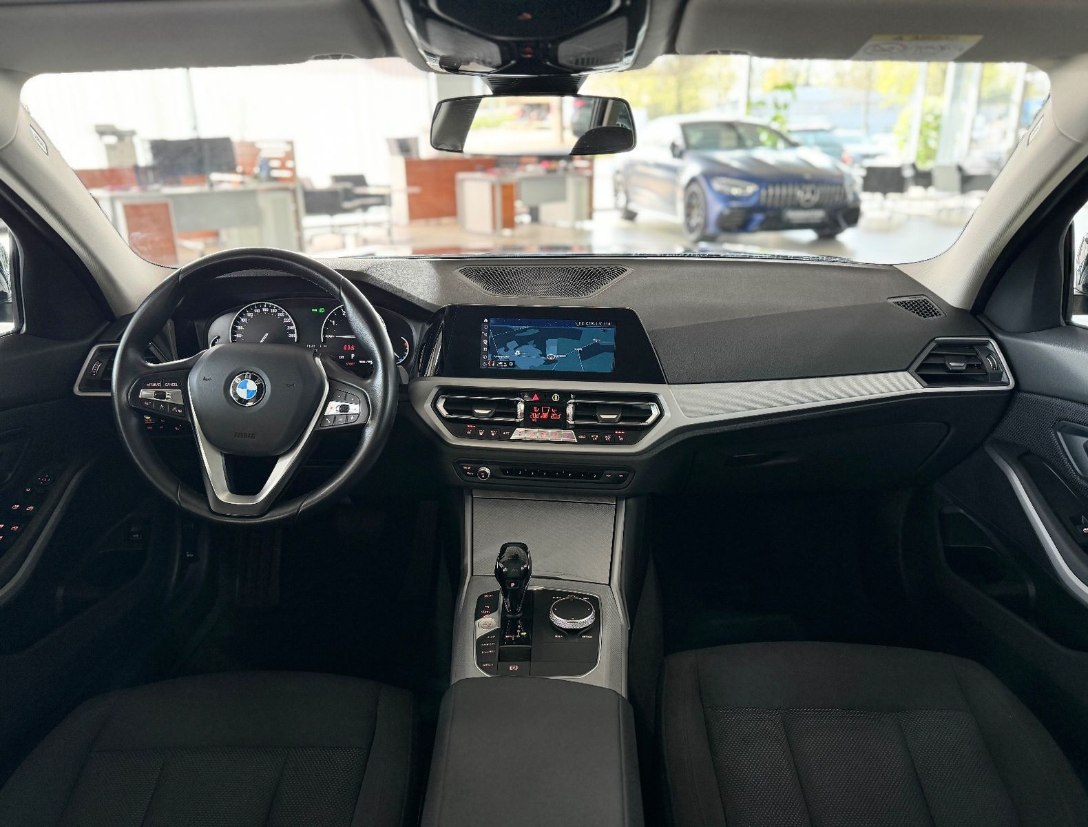 Fahrzeugabbildung BMW 320i Panorama Lordos PDC LED Fernlichtassistent