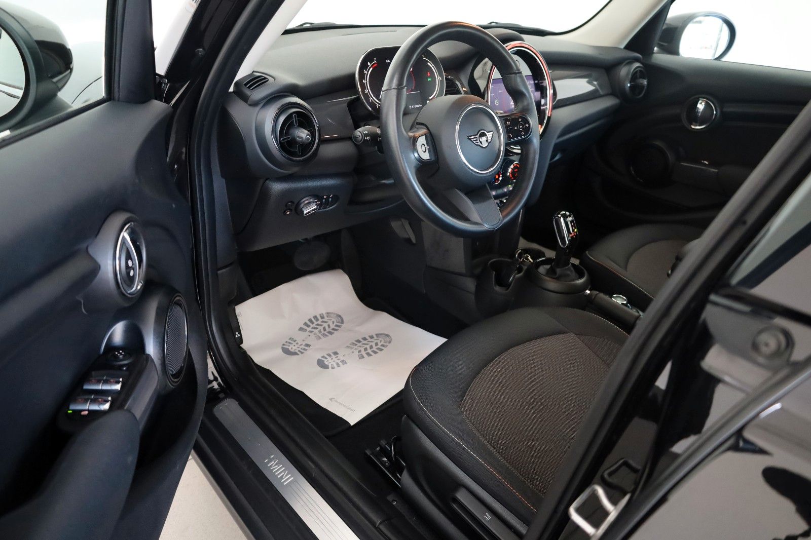 Fahrzeugabbildung MINI COOPER 5-trg.,Aut.,Navi,LED,Kamera,DAB,PDC