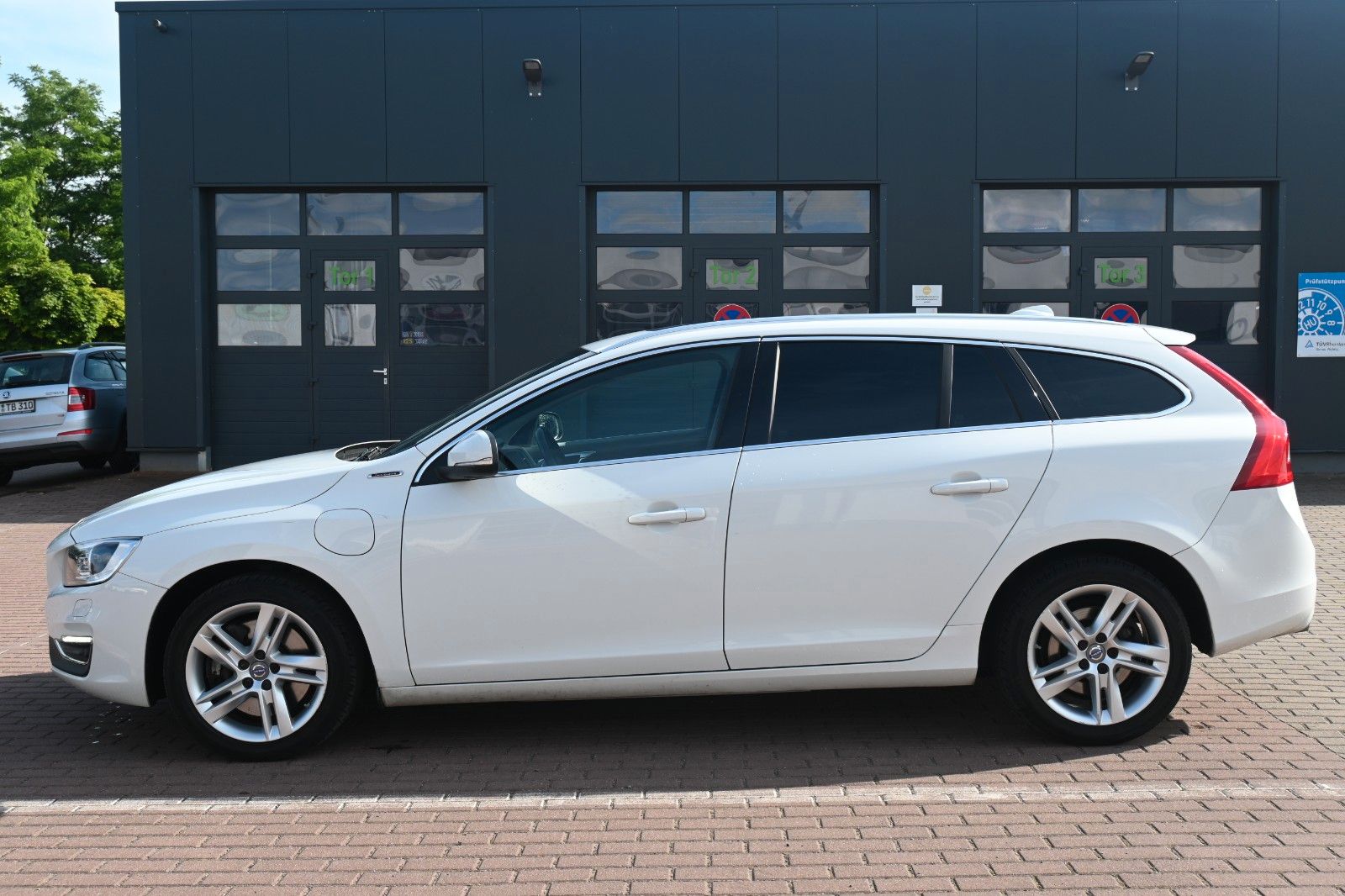 Fahrzeugabbildung Volvo **Mietkauf**V60D6*Sum*SD*NAVI*STHZ*E-KZ*Diesel