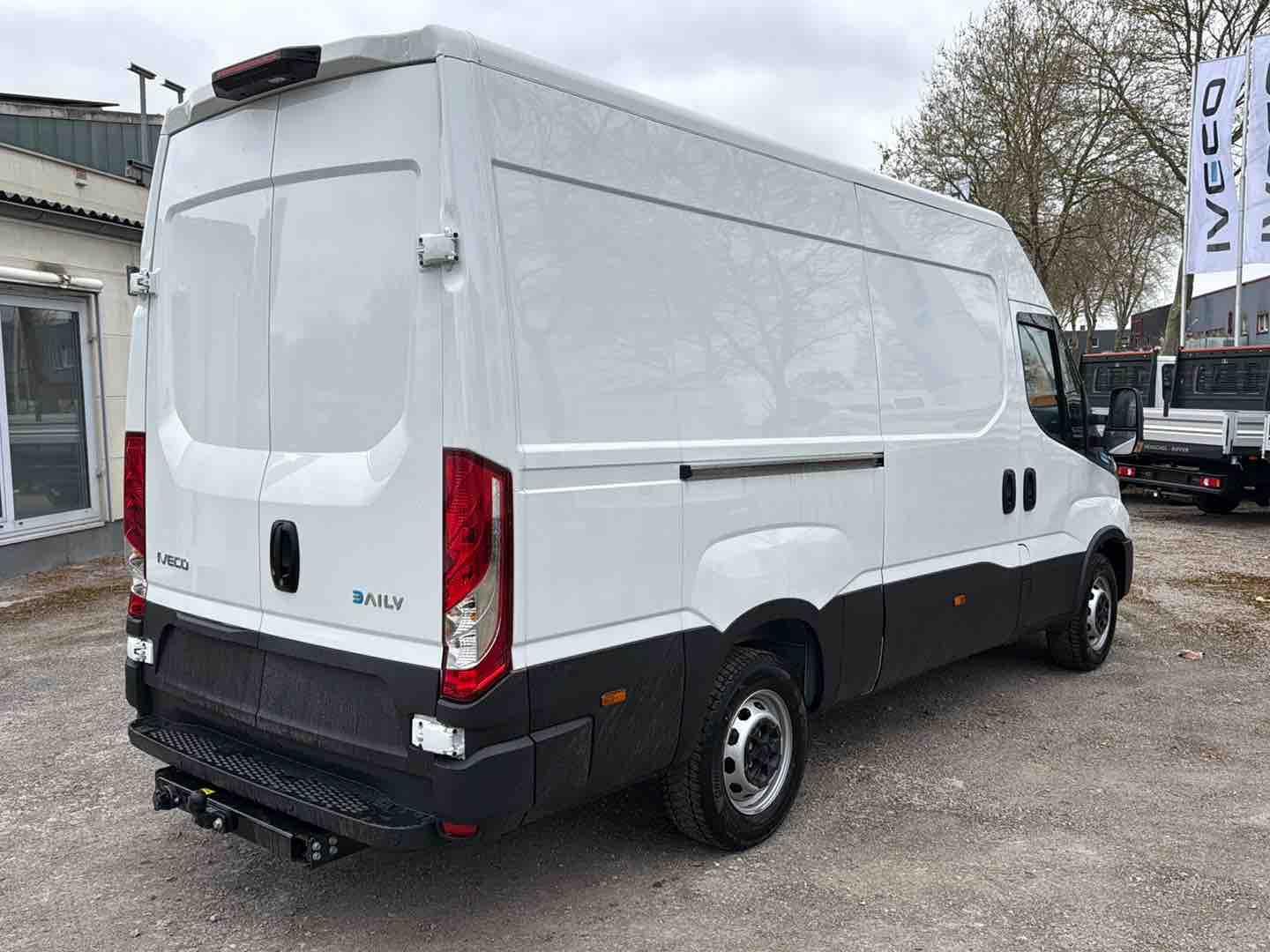 Fahrzeugabbildung Iveco E-Daily 35S14E V Kastenwagen 3520
