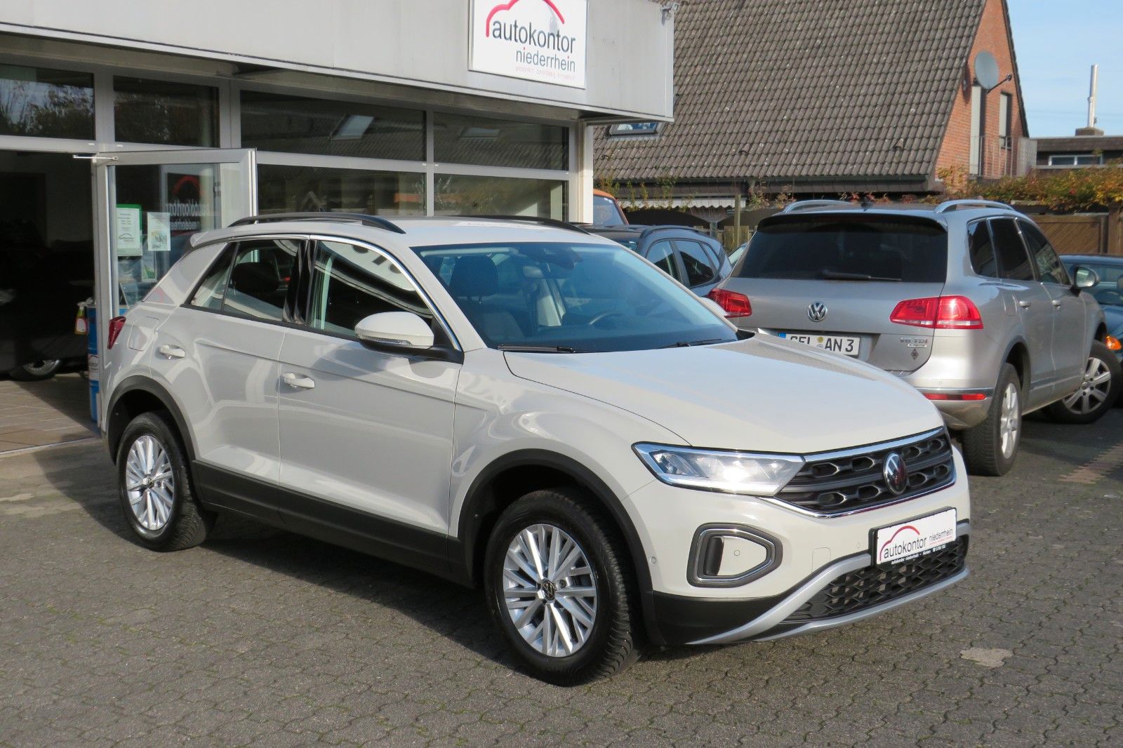 Fahrzeugabbildung Volkswagen T-Roc Life DSG AHK NAVI SITZH. APP-CON. LED 1Hd