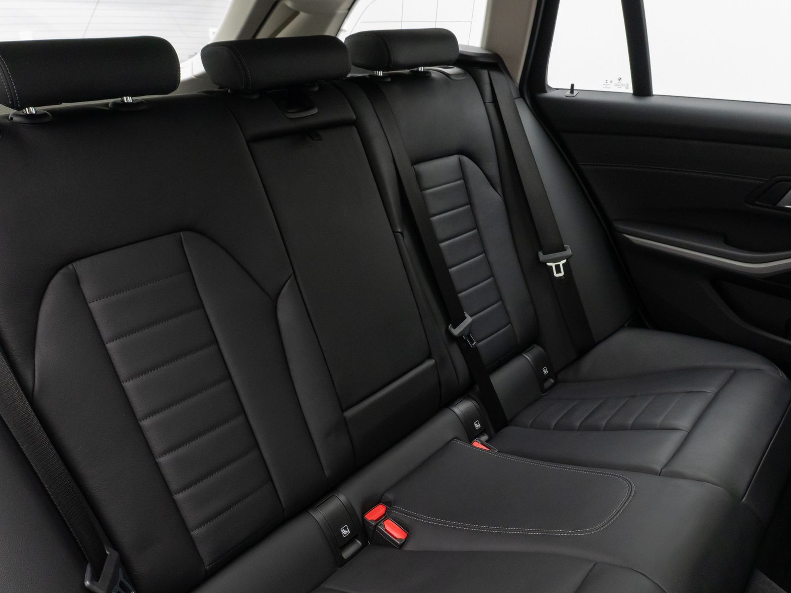 Fahrzeugabbildung BMW 330e Panorama 360° Laser HUD DAB HiFi AHK ACC