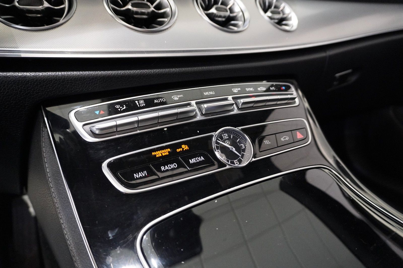 Fahrzeugabbildung Mercedes-Benz E 220D COUPE AVANTGARDE NAVI/LED/KAMERA/SH/PANO.