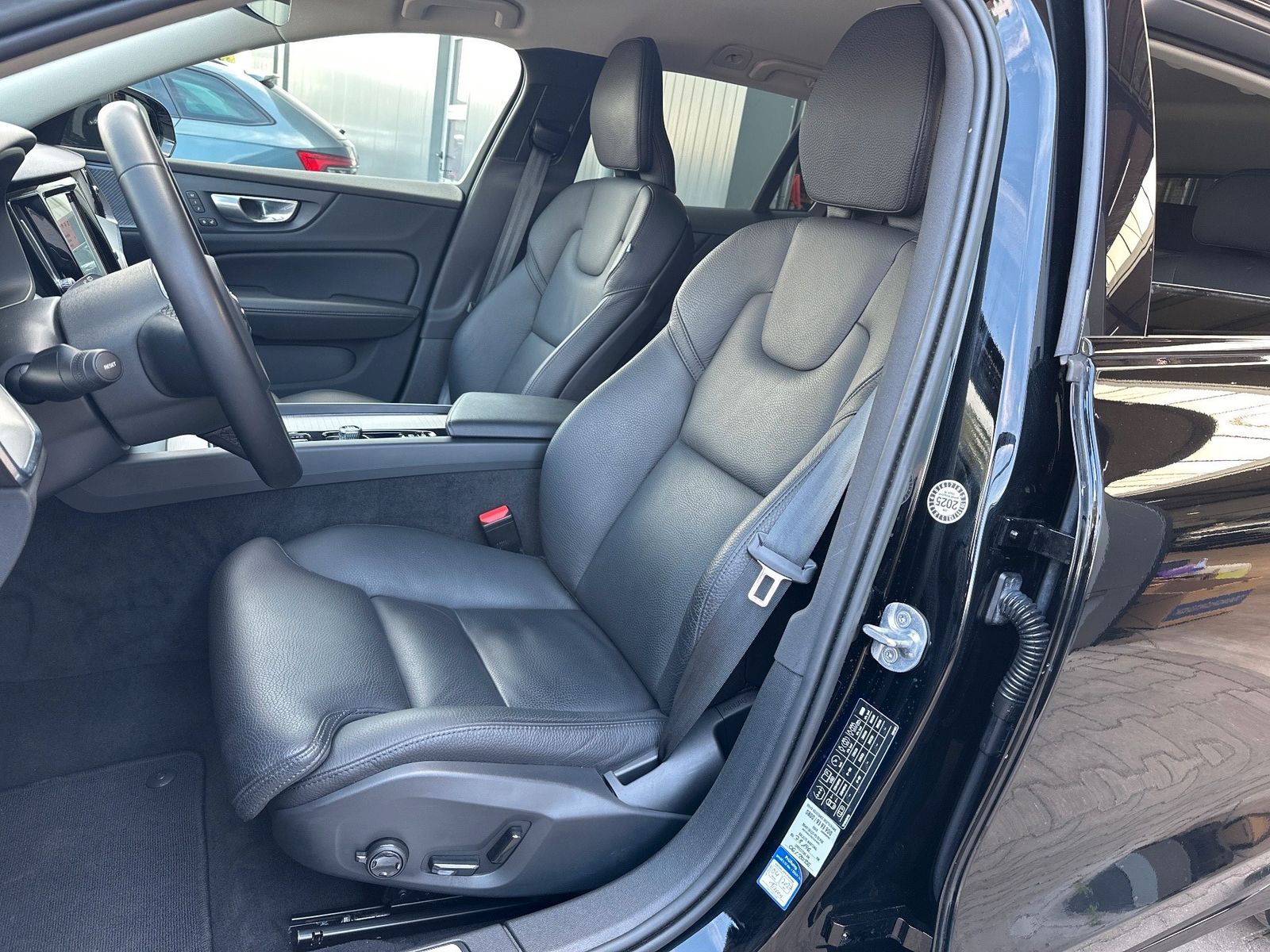 Fahrzeugabbildung Volvo V60 B4 D Plus Dark NAV+LED+AHK+ACC+360GRAD+SHZ
