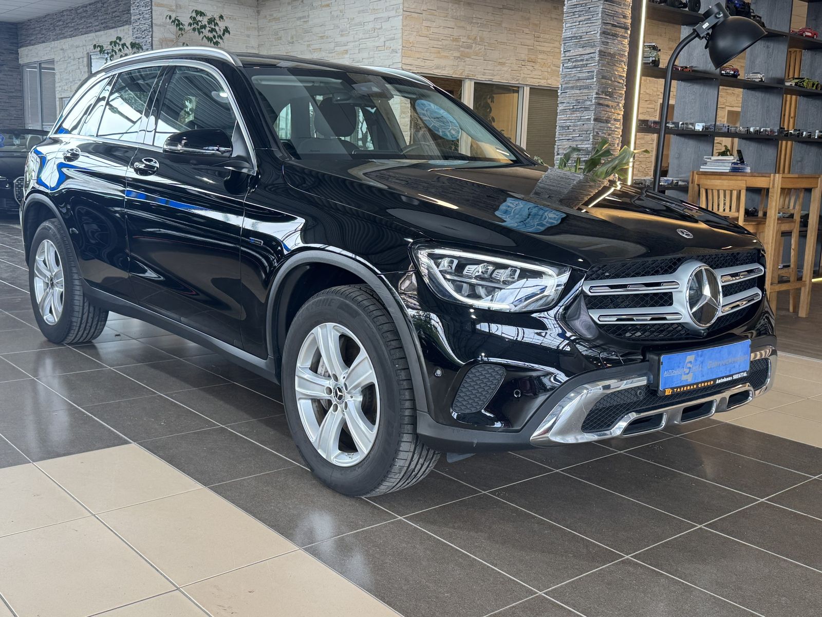 MERCEDES-BENZ GLC 300 de 4Matic 360Cam Navi LED AHK ACC SHZ