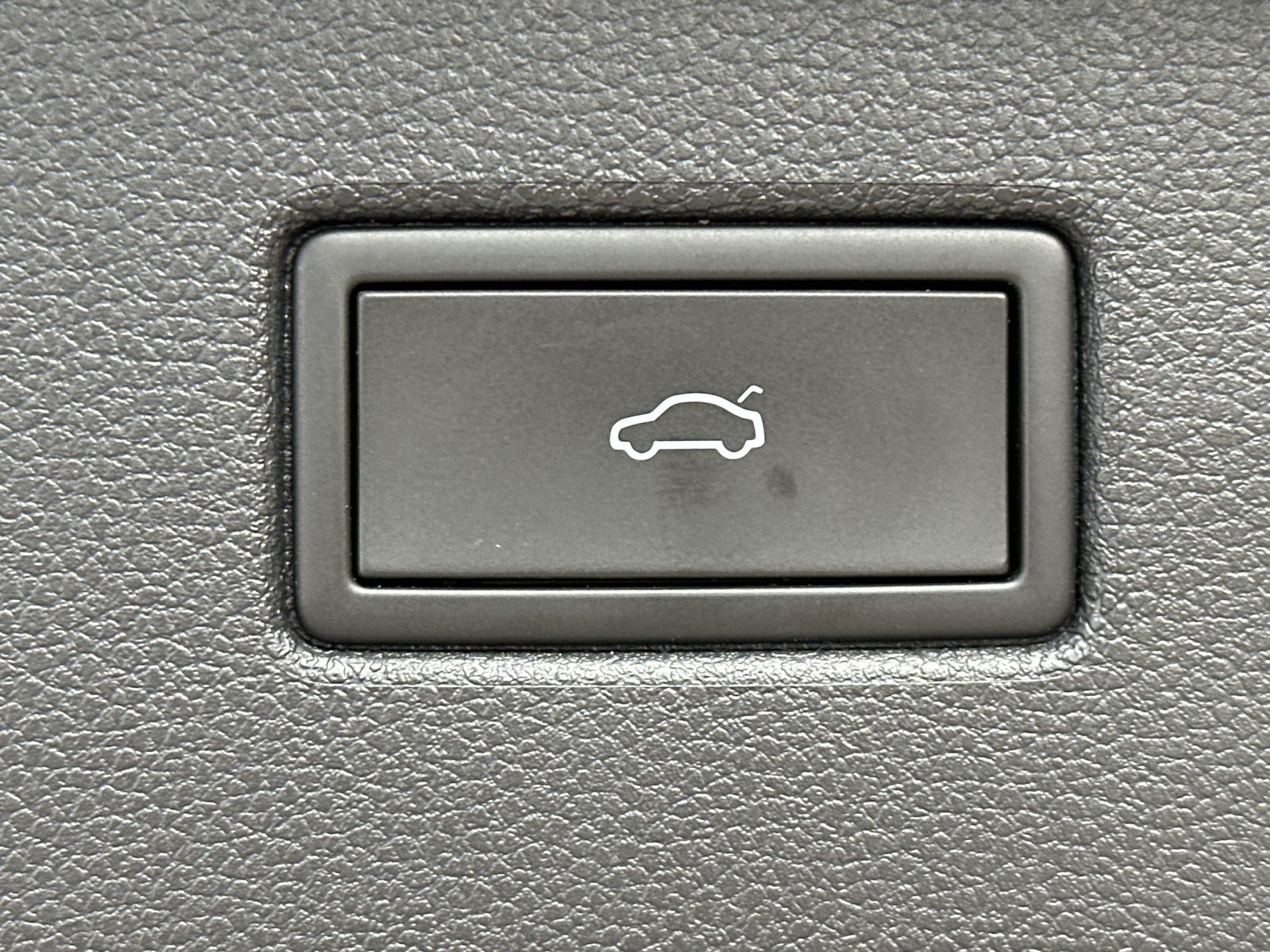 Fahrzeugabbildung Volkswagen Tiguan 1.4 TSI DSG Life eHybrid NAV+LED+AHK+18ZO