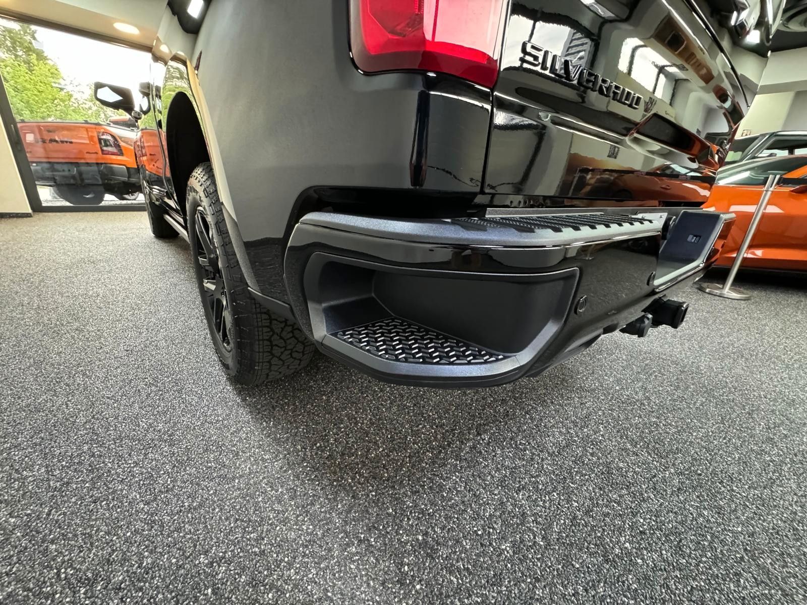 Fahrzeugabbildung Chevrolet 2026 SILVERADO MIDNIGHT DURAMAX DIESEL 4x4 HC