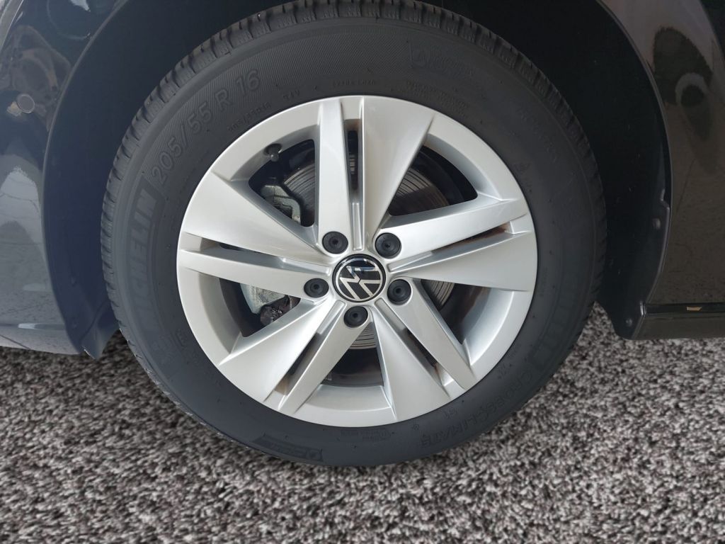 Fahrzeugabbildung Volkswagen Golf Variant 1.5 TSI Life Standheizung AHZV