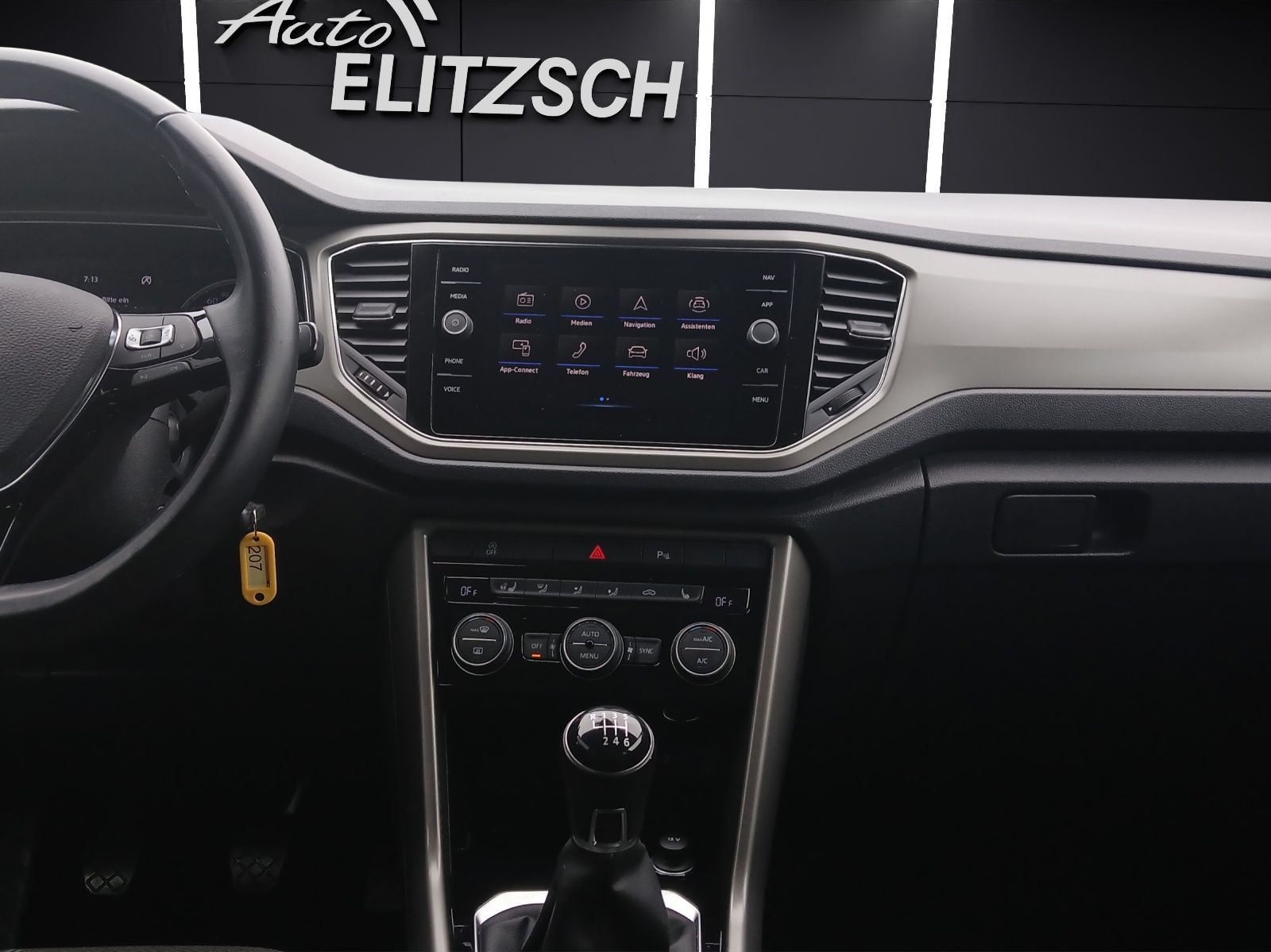 Fahrzeugabbildung Volkswagen T-Roc TSI Style LED AHK Navi ACC RFK SHZ